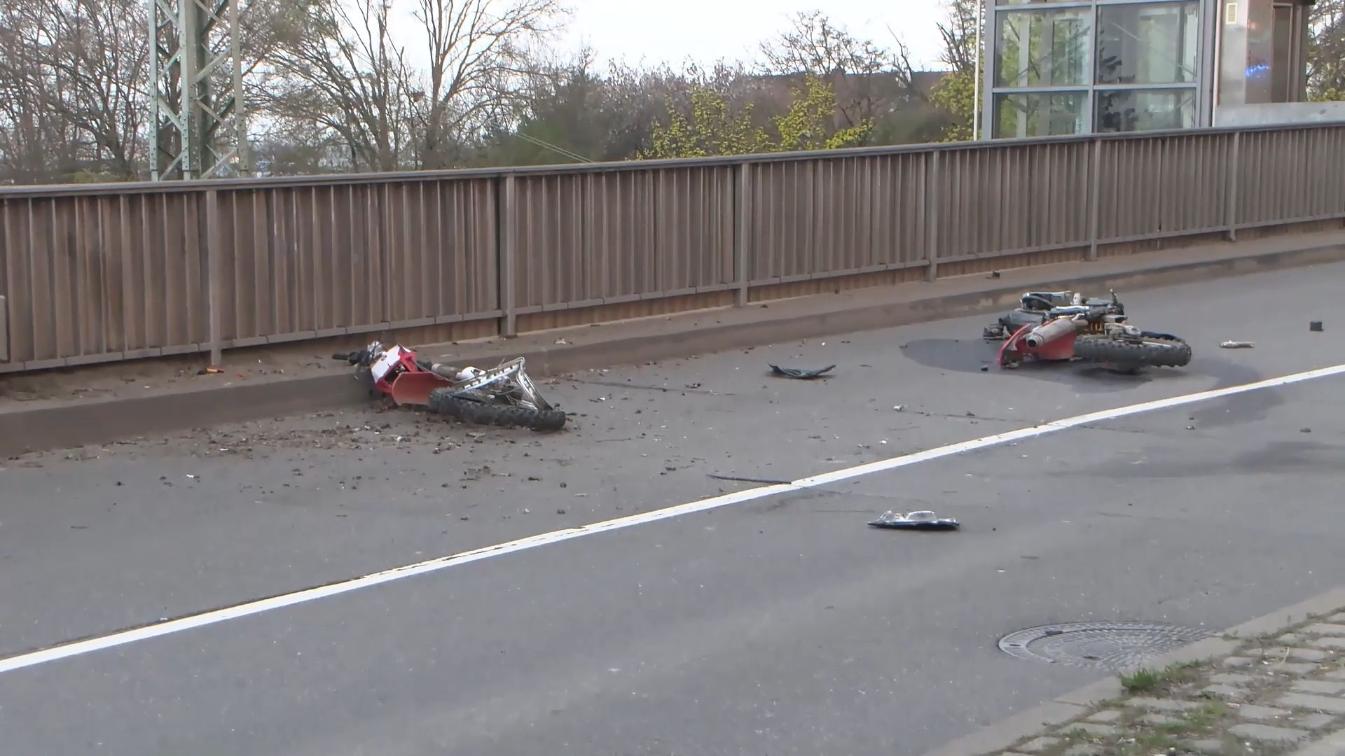 Video: Horrorunfall - Motorradfahrer stürzt in Heidelberg bei Unfall von Brücke in die Tiefe