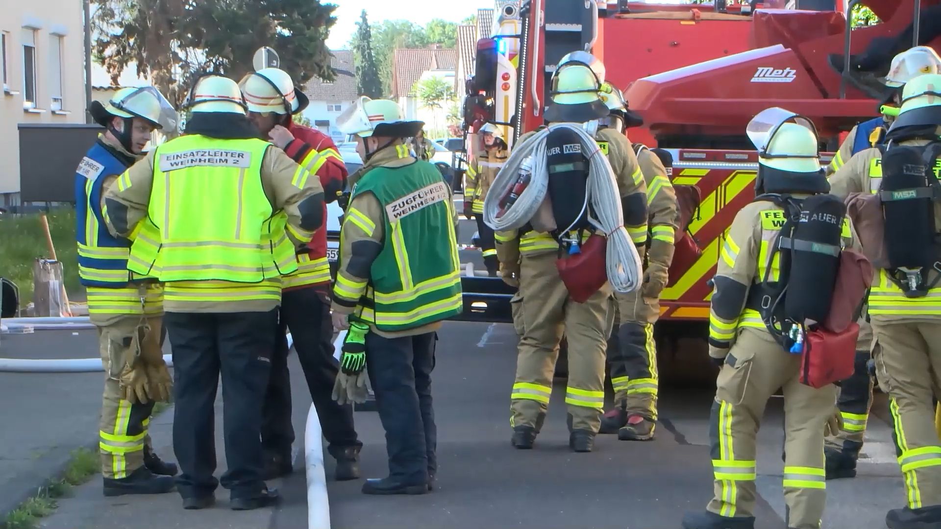 Video: Kellerbrand in Mehrfamilienhaus in Weinheim – Bewohner verletzt | 50.000 Euro Schaden