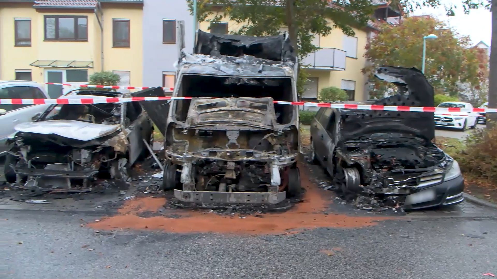 Video: Pferdetransporter in Mannheim in Vollbrand – Feuer greift auf weitere Autos über!