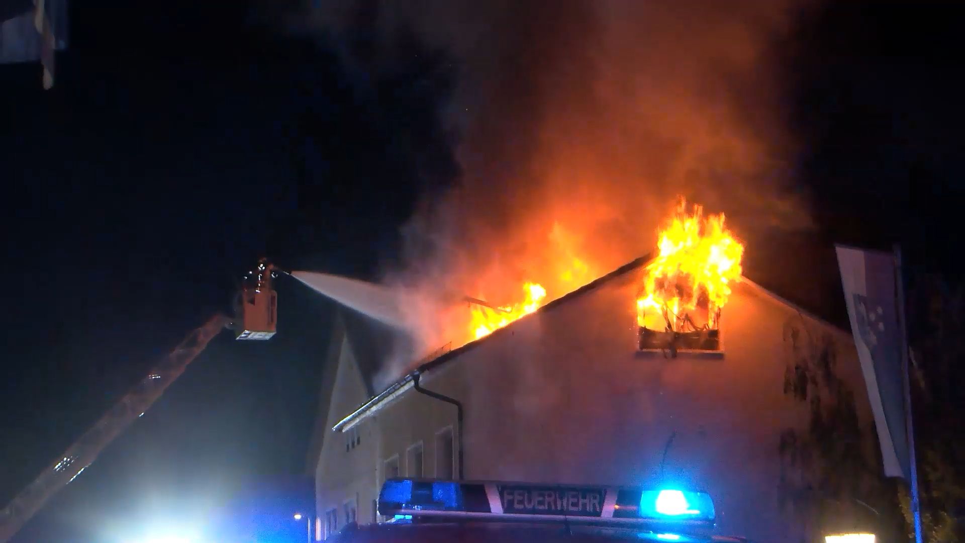 Video: Dachstuhl steht in Reilingen in Vollbrand – Schaden in sechsstelliger Höhe