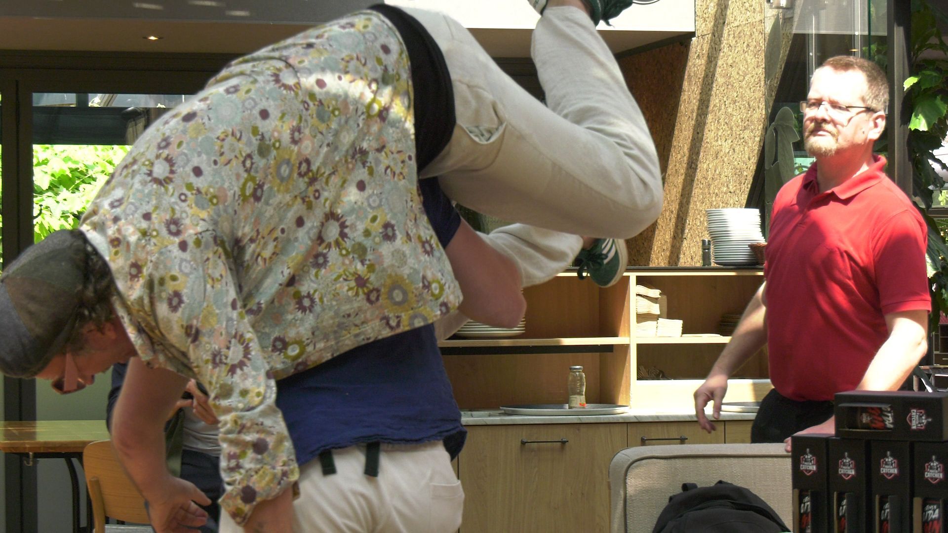 Video: Skandal bei der Pressekonferenz zum Pratercatchen: Ein Journalist landet im Garten und der Pokal ist verschwunden.