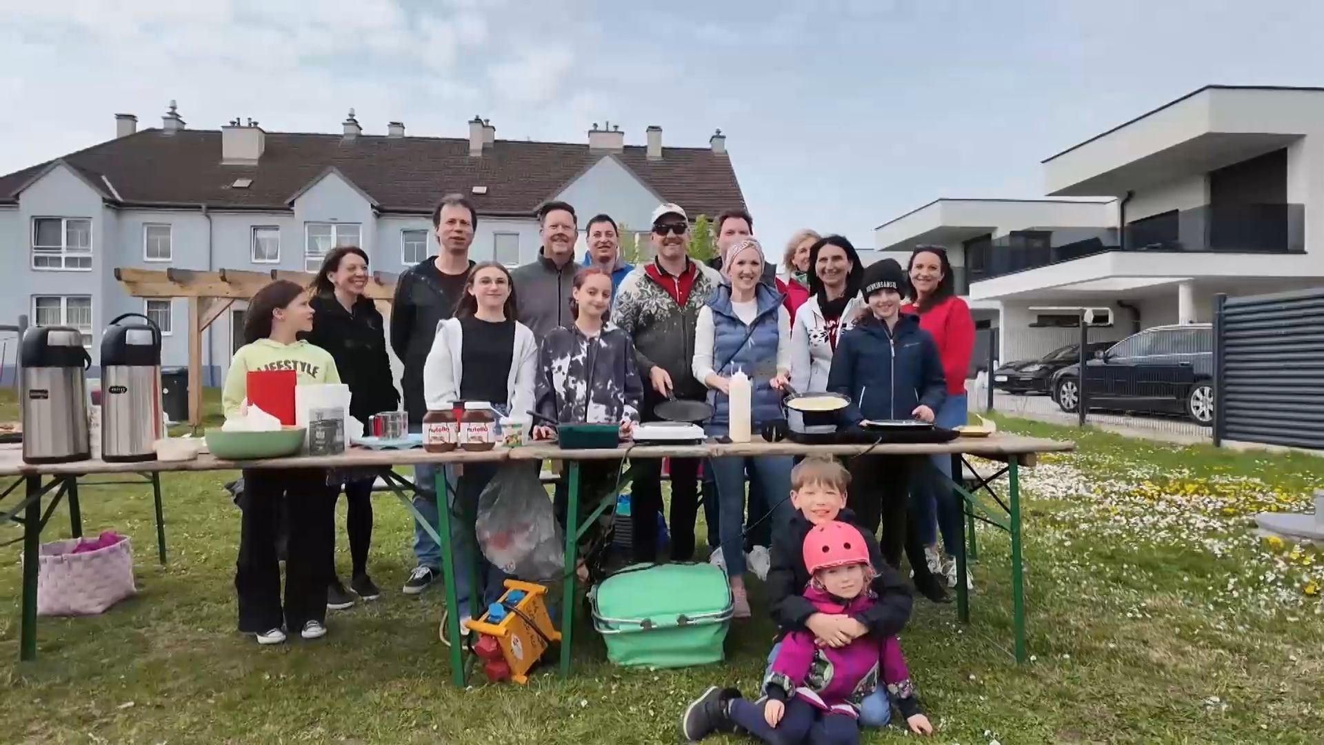 Video: Leopoldsdorf imMarchfeld Spielplatz Opening und Palatschinken Schupfen