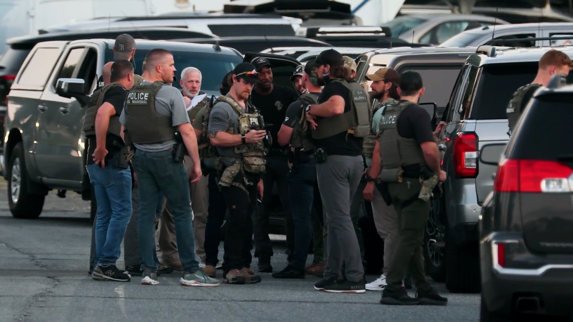 Video: Wann sind ICE-Beamte berechtigt, Gewalt anzuwenden?...