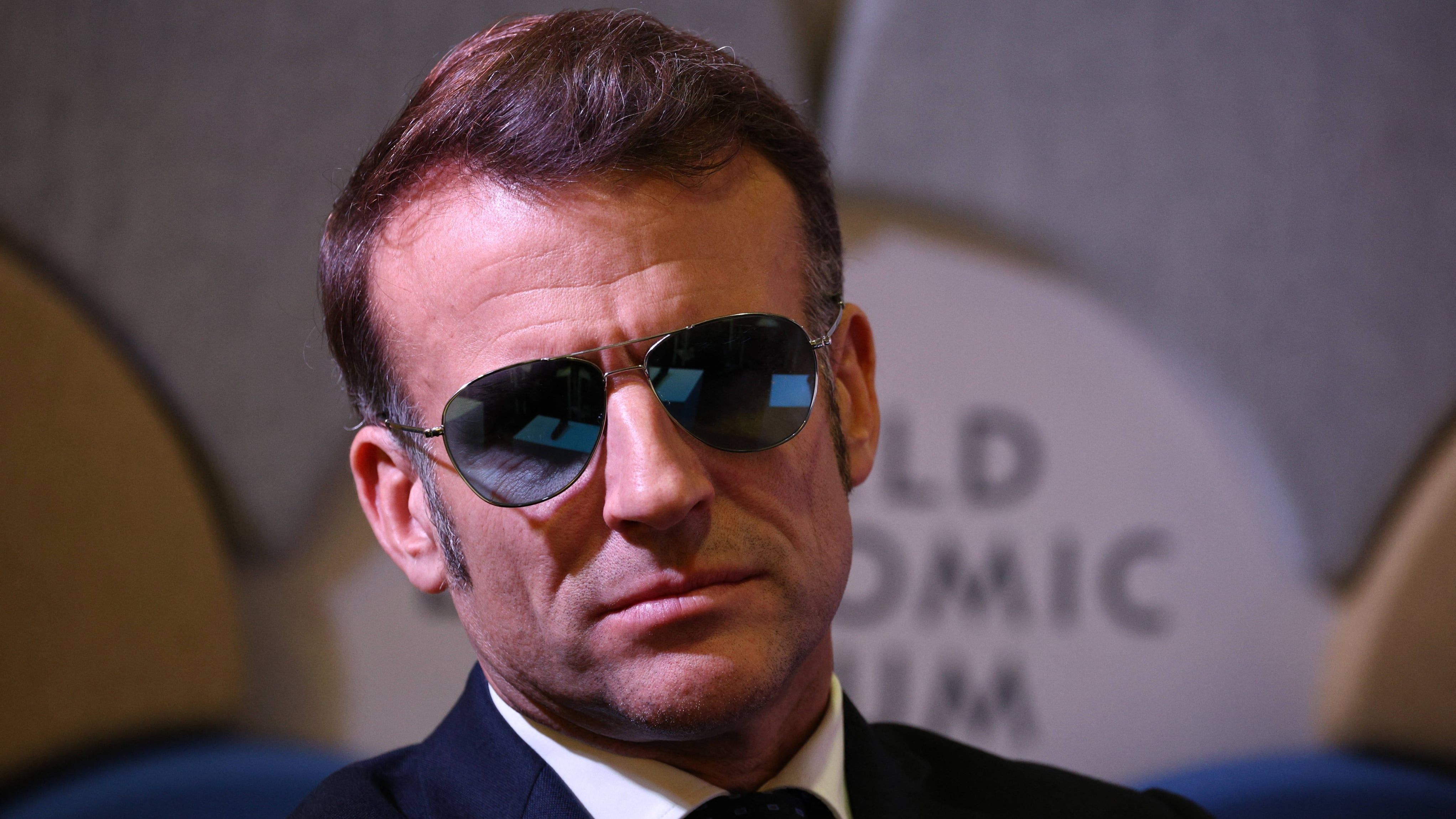 Video: Warum trug Macron in Davos drinnen eine Sonnenbrille?