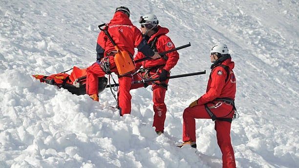 Video: Rettungskräfte Suchen Nach Vermissten Skifahrern Nach Lawine In Kalifornien