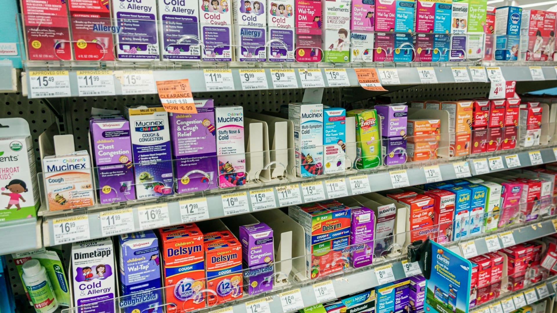 Video: FDA Ruft 90.000 Flaschen Ibuprofen Für Kinder Wegen Verunreinigung Zurück