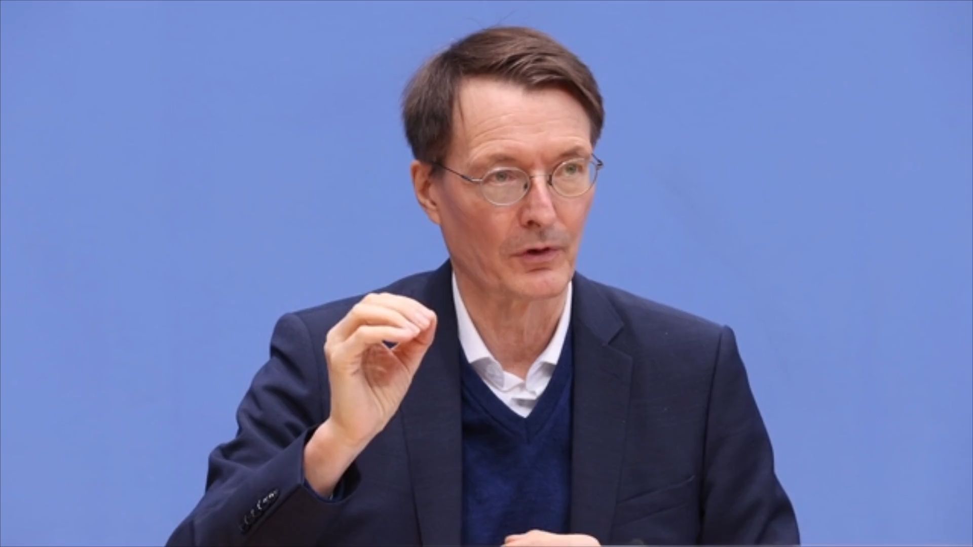 Lauterbach prophezeit jahrelangen Corona-Kampf - und warnt vor neuen Beschränkungen