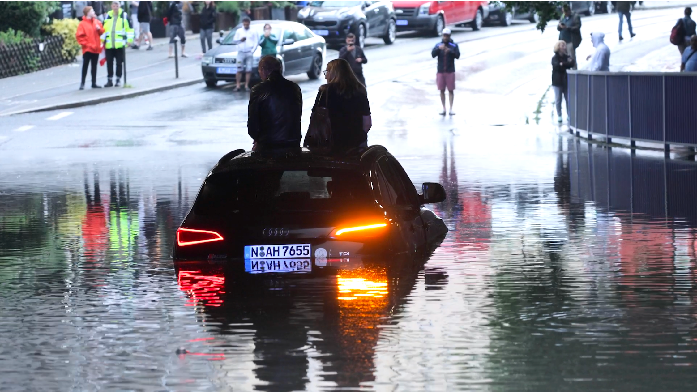Schwere Überflutungen in Nürnberg - Menschen werden von Feuerwehr gerettet: Autofahrer sitzen auf Autodächern fest