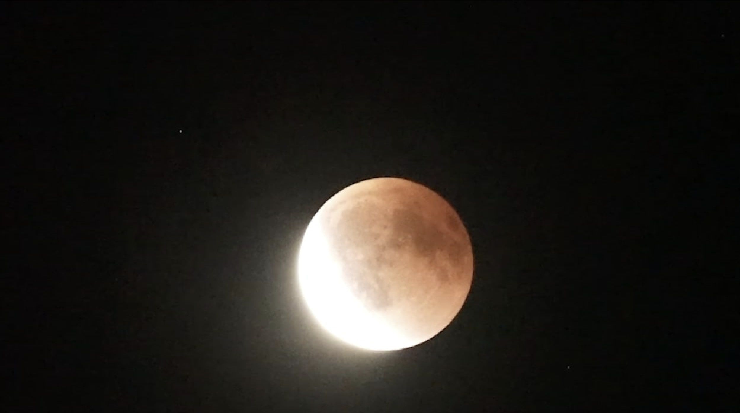 Blutmond-im-Erzgebirge-Postkartenmotiv-einer-Mondfinsternis-ber-Annaberg-Buchholz