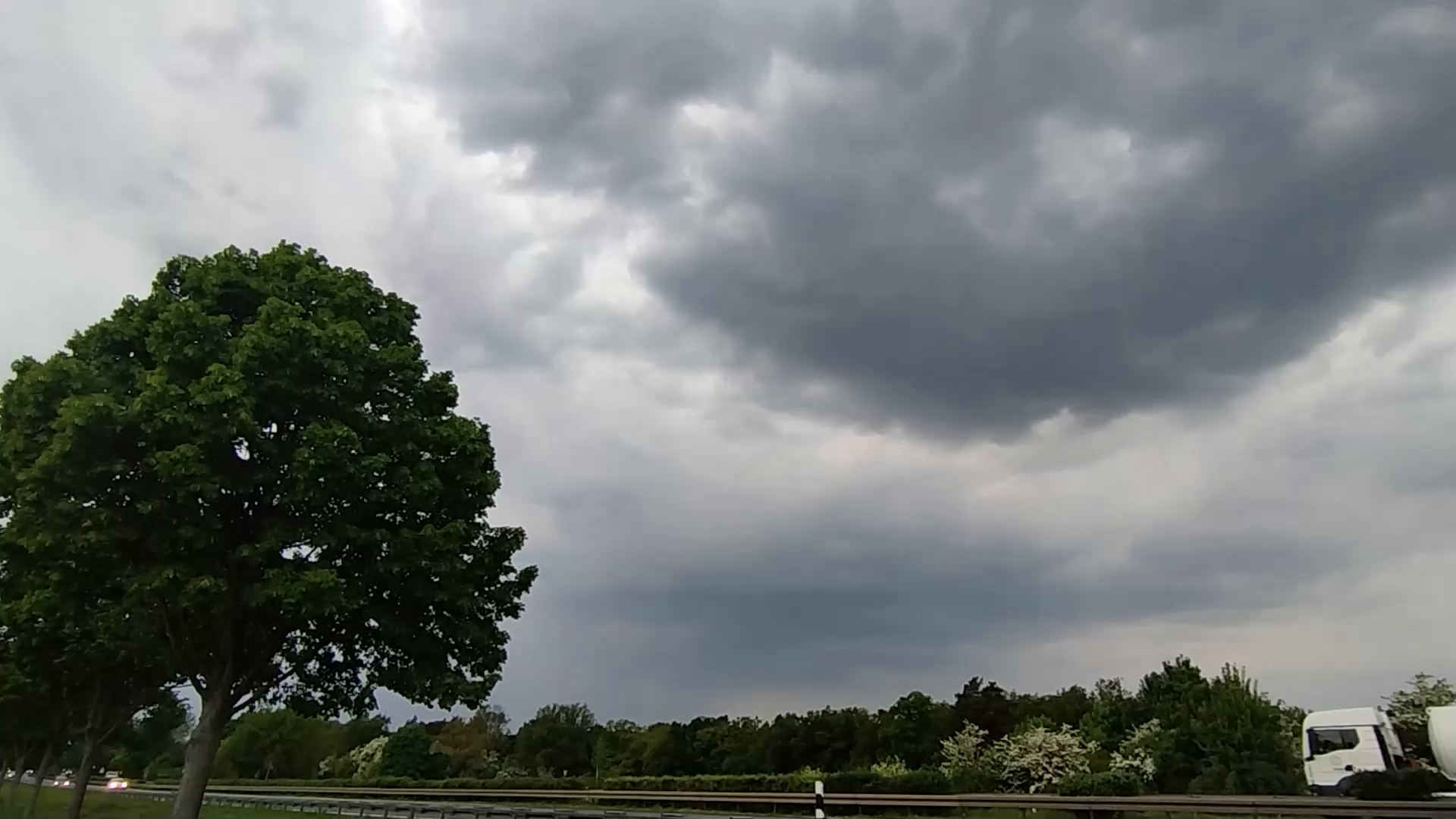 Wetterumbruch in Berlin und Brandenburg: Starkregen und Sturmböen am 2. Mai 2025 bringen Temperatursturz