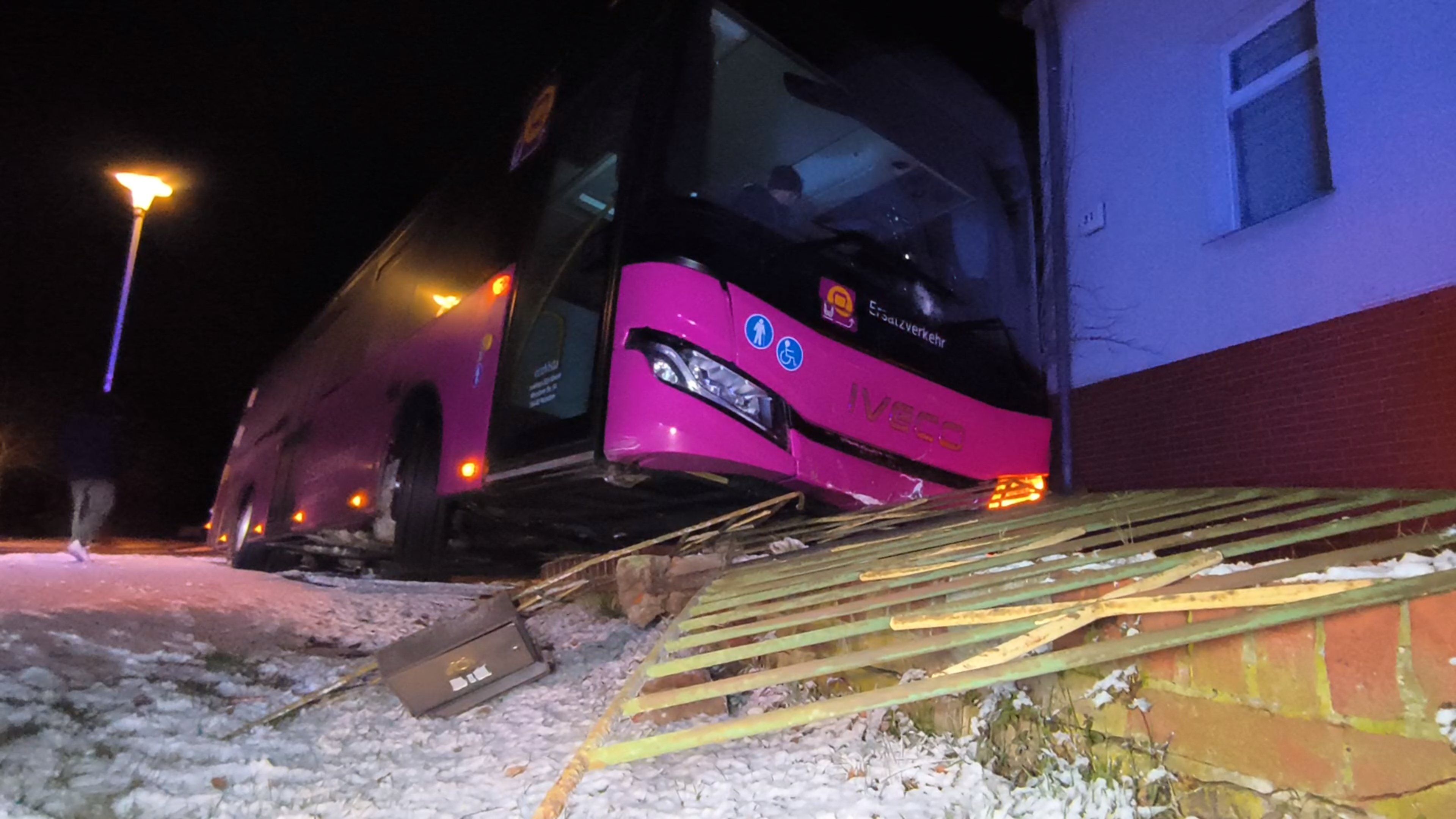 Wintereinbruch-in-Brandenburg-macht-Stra-en-gef-hrlich-glatt-Bus-rutscht-bei-Nauen-von-der-Stra-e-und-hebt-ab