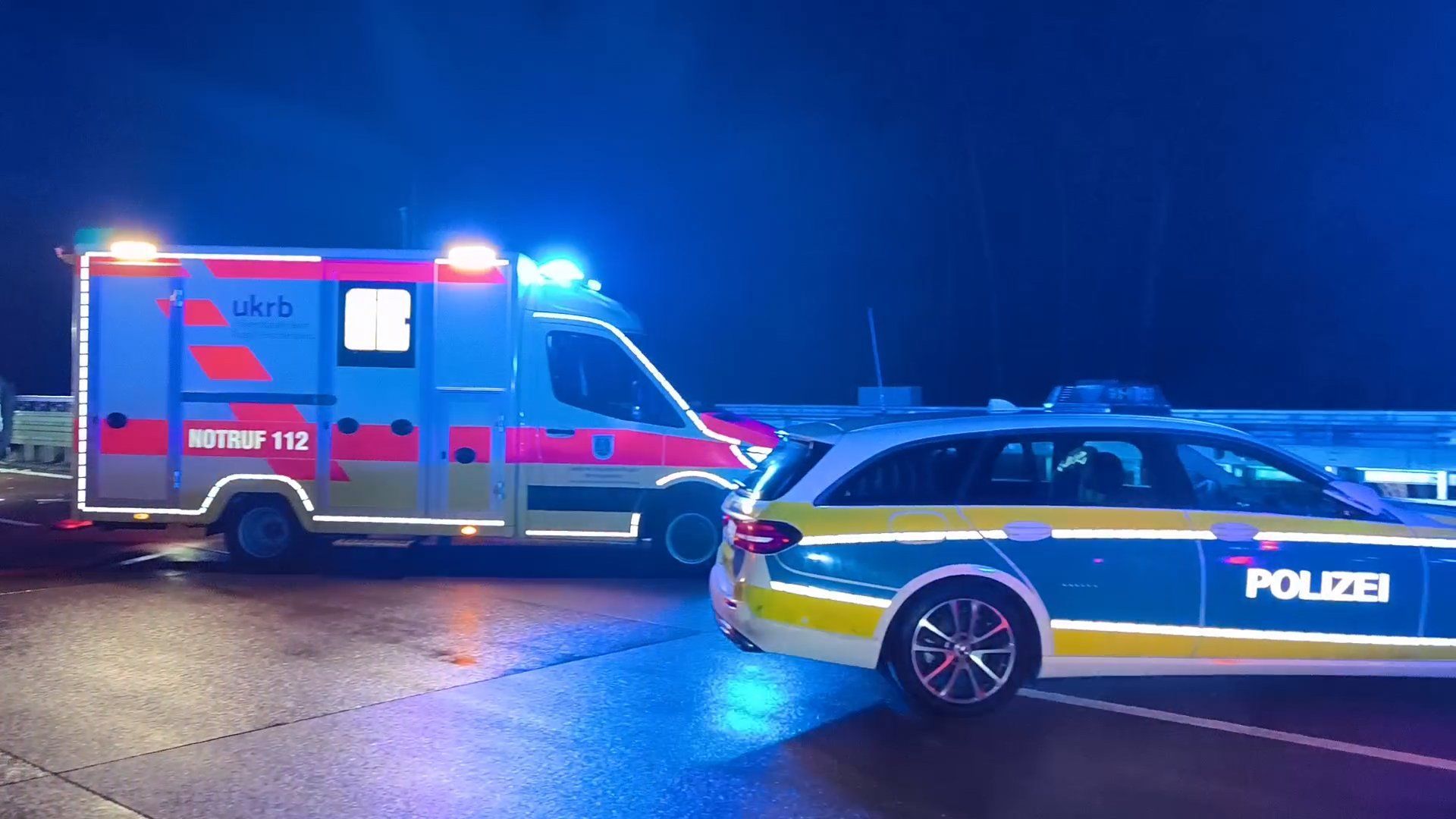 Video: Trümmerfeld nach Unfall auf der A24 bei Kremmen, ein Toter zwei Verletzte