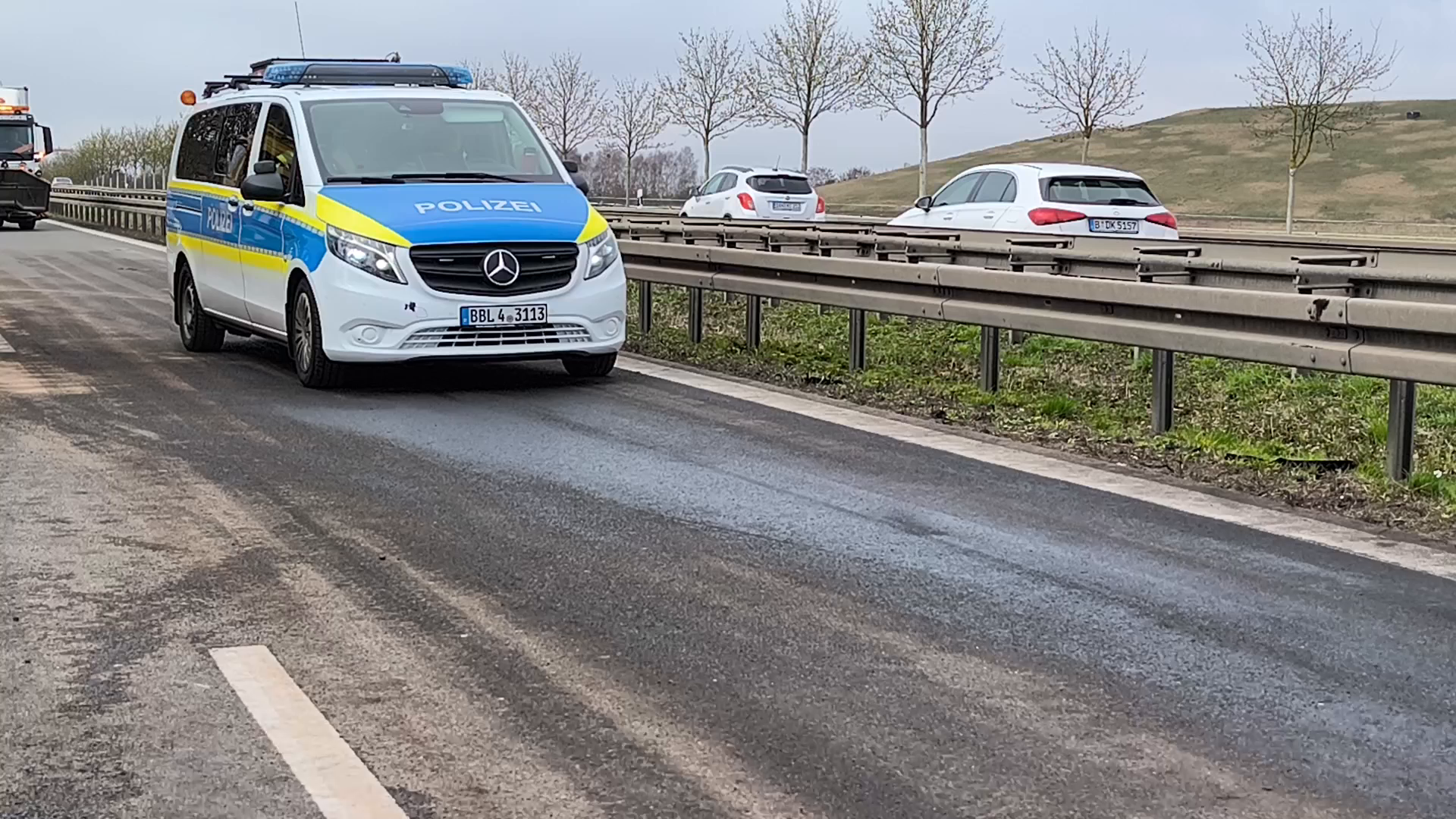 Video: Auto fährt auf der B5 bei Wustermark in Polizeiwagen