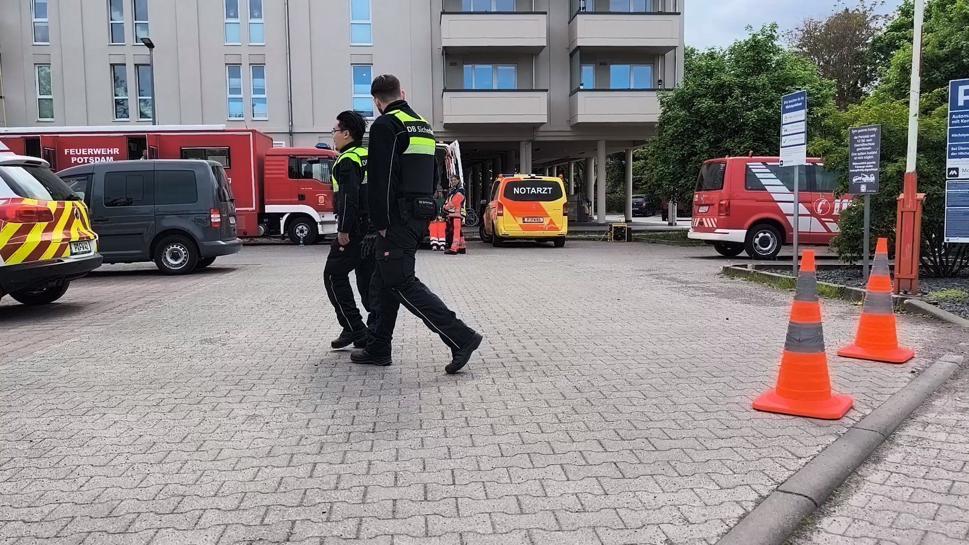 Video: Großeinsatz in der Landeshauptstadt Potsdam, Verdächtiger Gegenstand im Keller eines Gebäude gefunden