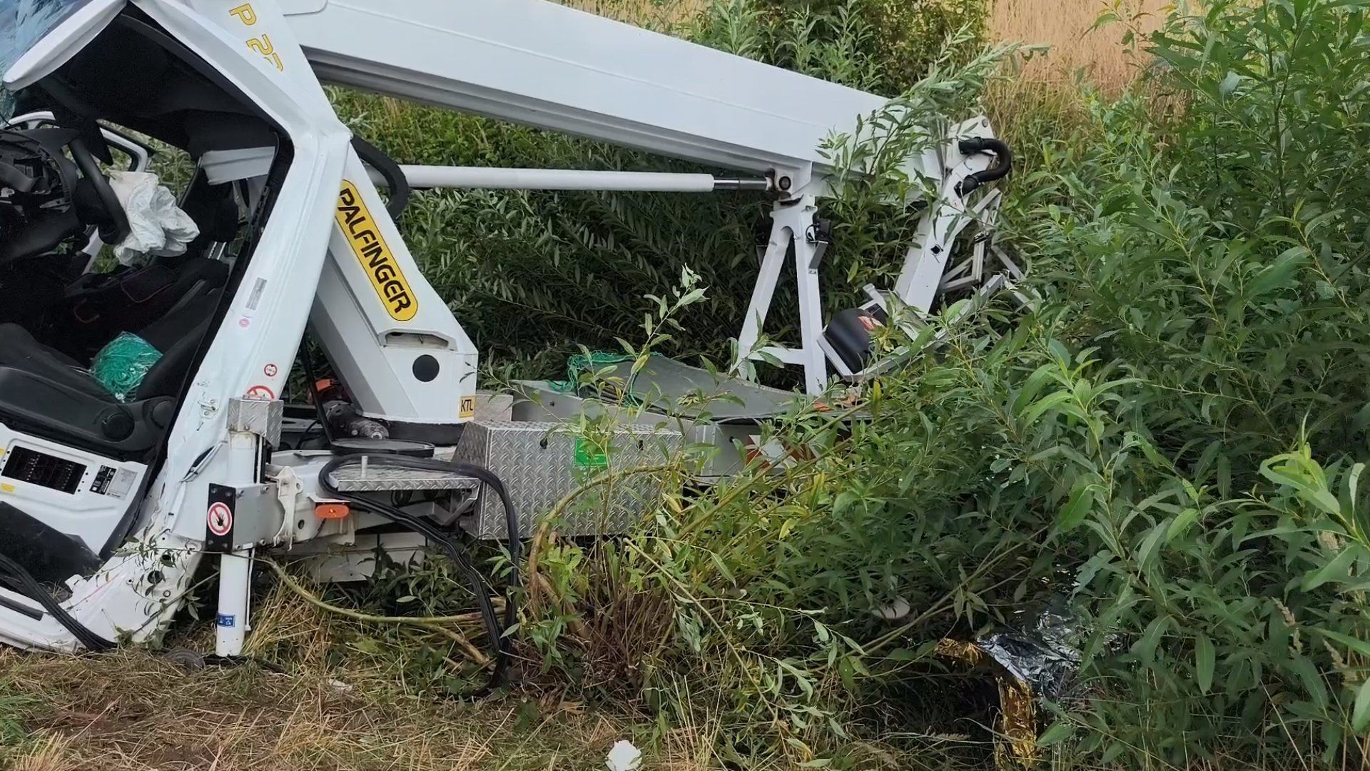 Video: LKW mit Hebebühne verunglückt auf Landstraße in Brandenburg – Rettungshubschrauber eingesetzt