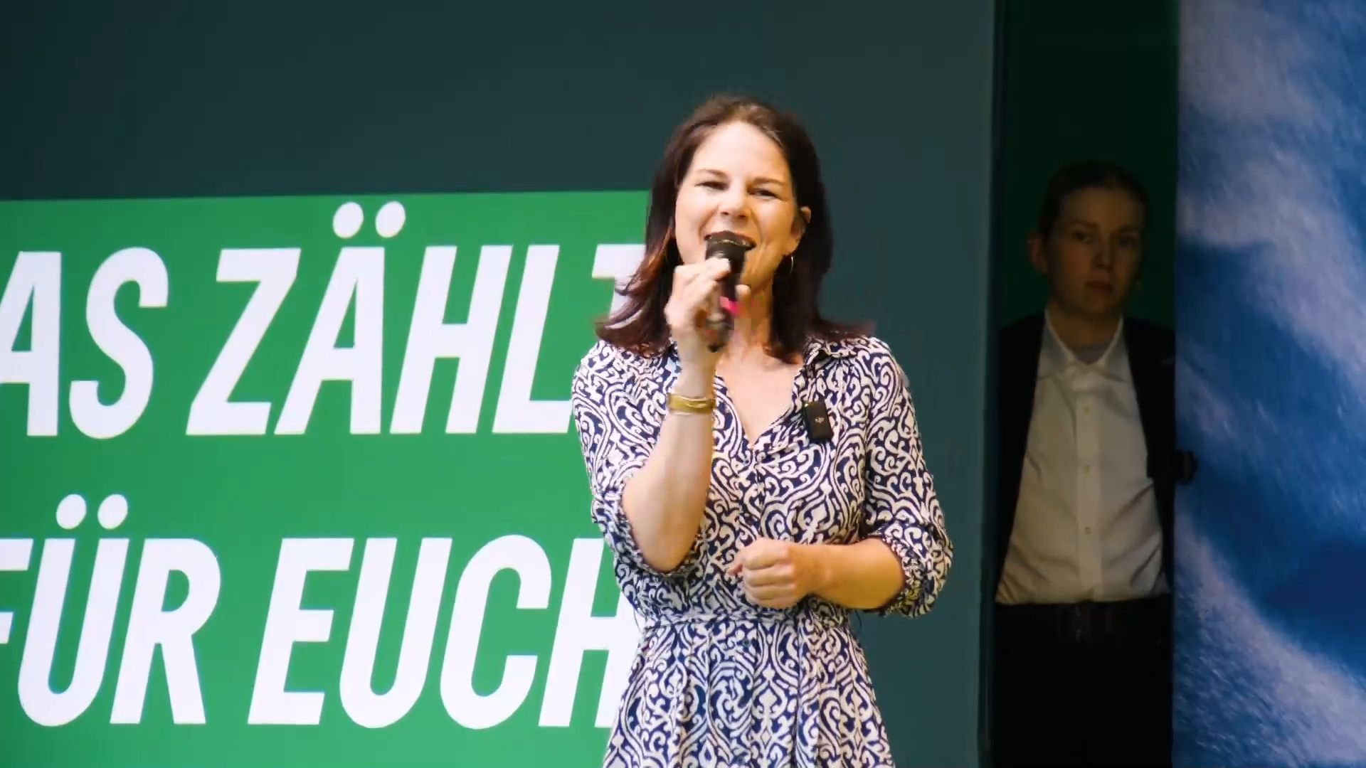 Die Grünen auf Wahlkampftour: Gegendemonstrierende fast gleichauf mit Interessierten