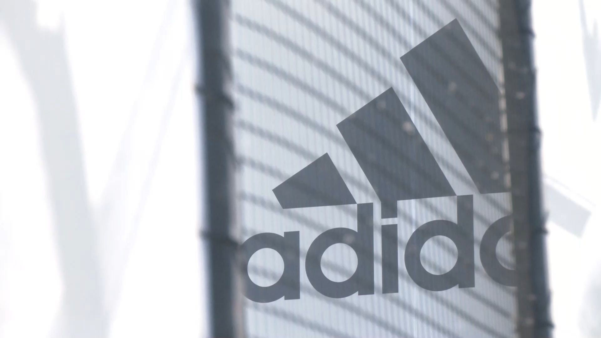 Video: Rekordumsatz bei adidas: Streit um Tarifverträge