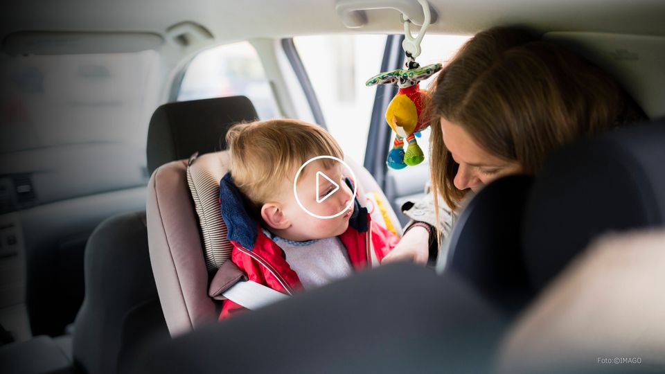 Mutter zeigt „genialen“ Lifehack für lange Autofahrten – doch Netz geht auf  sie los