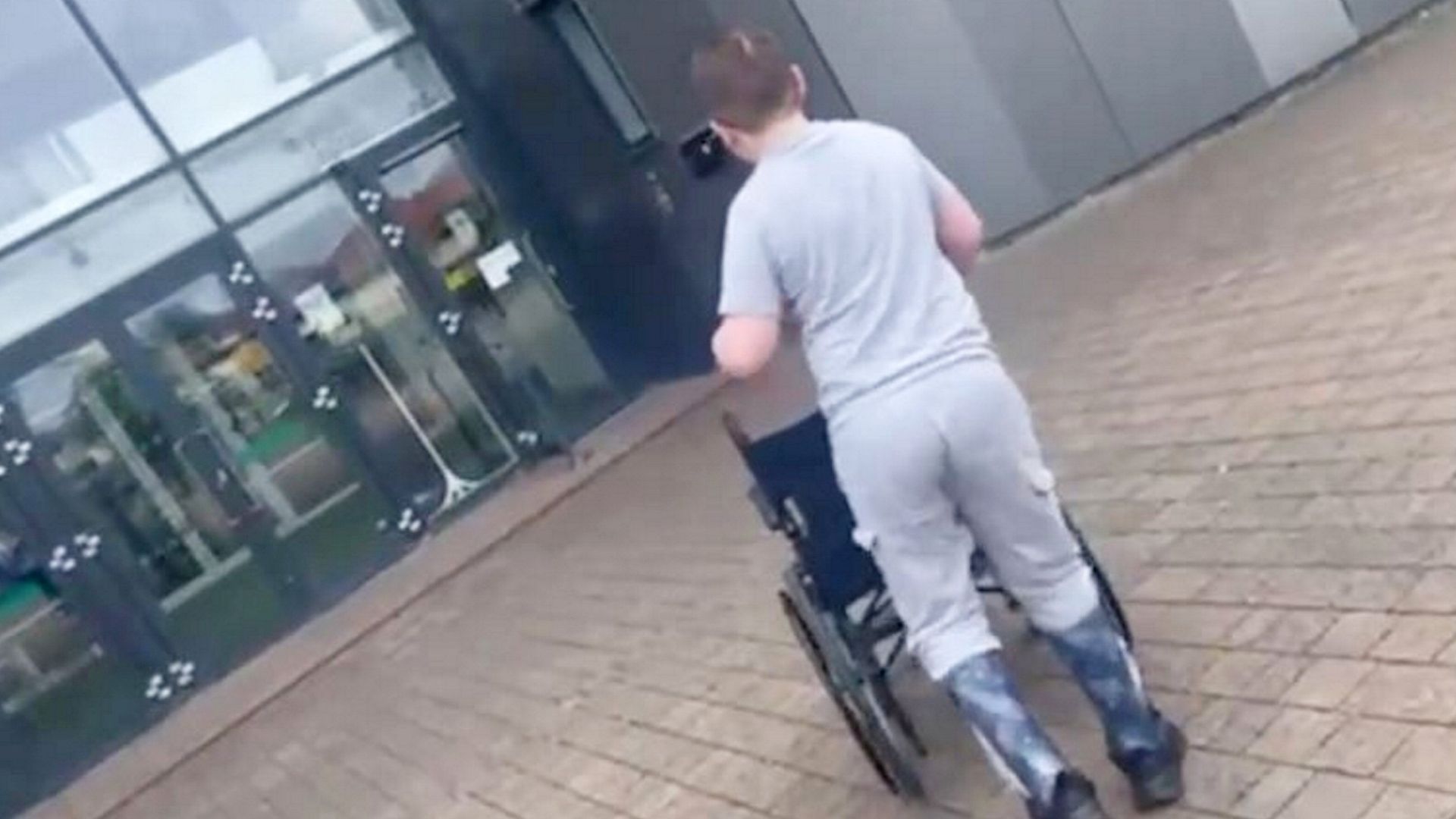 Video: Teenager macht erste Schritte zurück in die Schule, nachdem ihm eine Hirnverletzung das Gehen geraubt hat