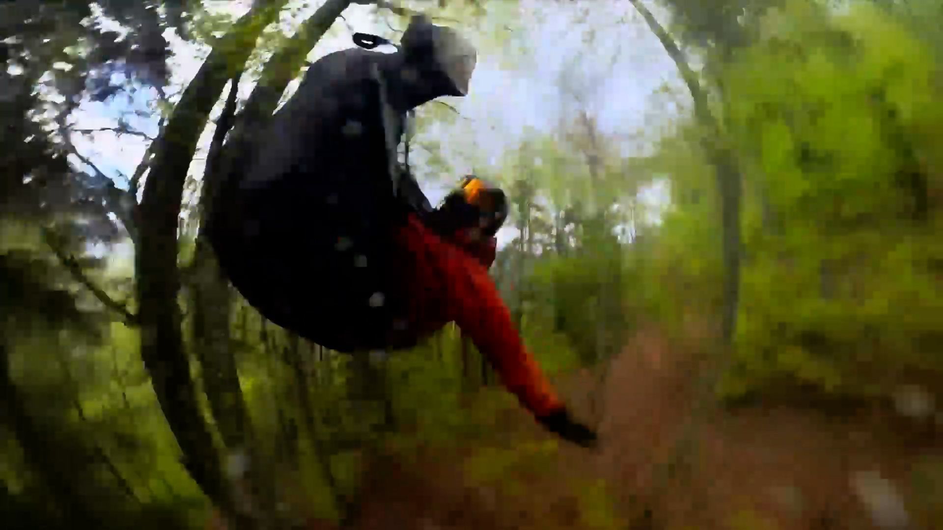 Video: Moment, in dem der Großvater einen Gleitschirmsturz aus 9.000 Fuß Höhe in den französischen Alpen überlebte
