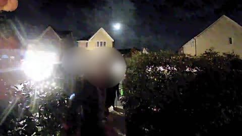 Video: Türklingelkamera fängt Trick-or-Treaters ein, die gegen die Haustür schlagen und treten