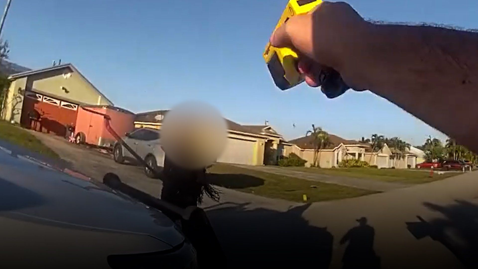 Video: Teenager wegen eines Verbrechens verhaftet, nachdem er in Florida mit einer Schaufel gegen ein Polizeiauto gefahren war