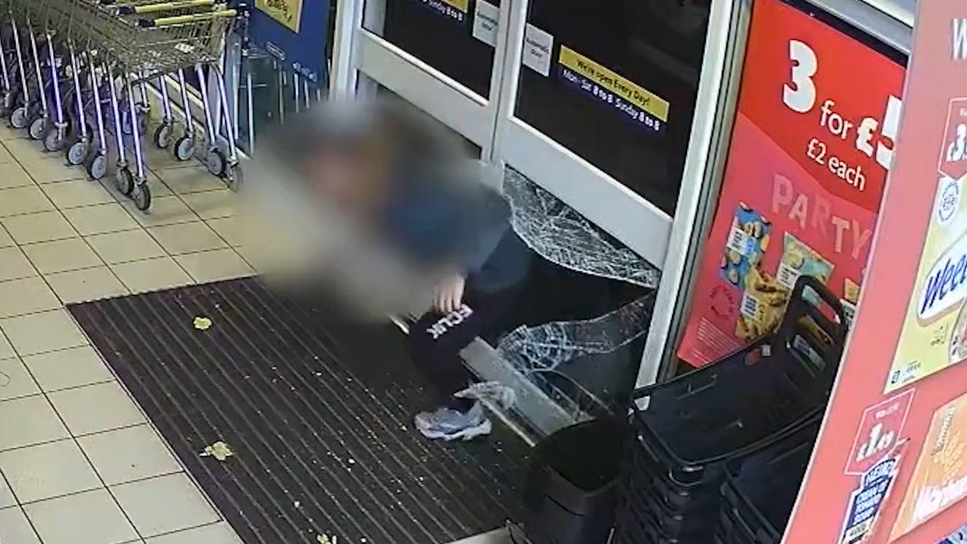 Video: Durstiger Dieb stiehlt innerhalb von 10 Minuten zweimal Bier aus einem Supermarkt