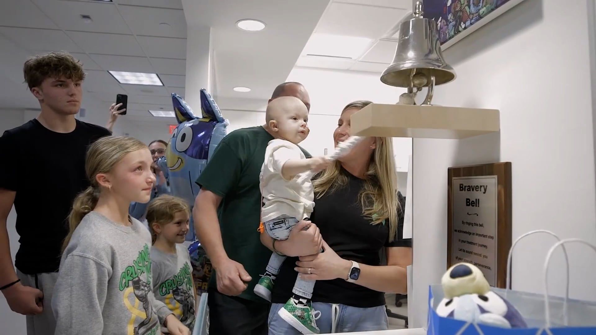 Video: Kleinkind läutet Glocke, nachdem es nach einer lebensrettenden Lebertransplantation den Krebs besiegt hat.