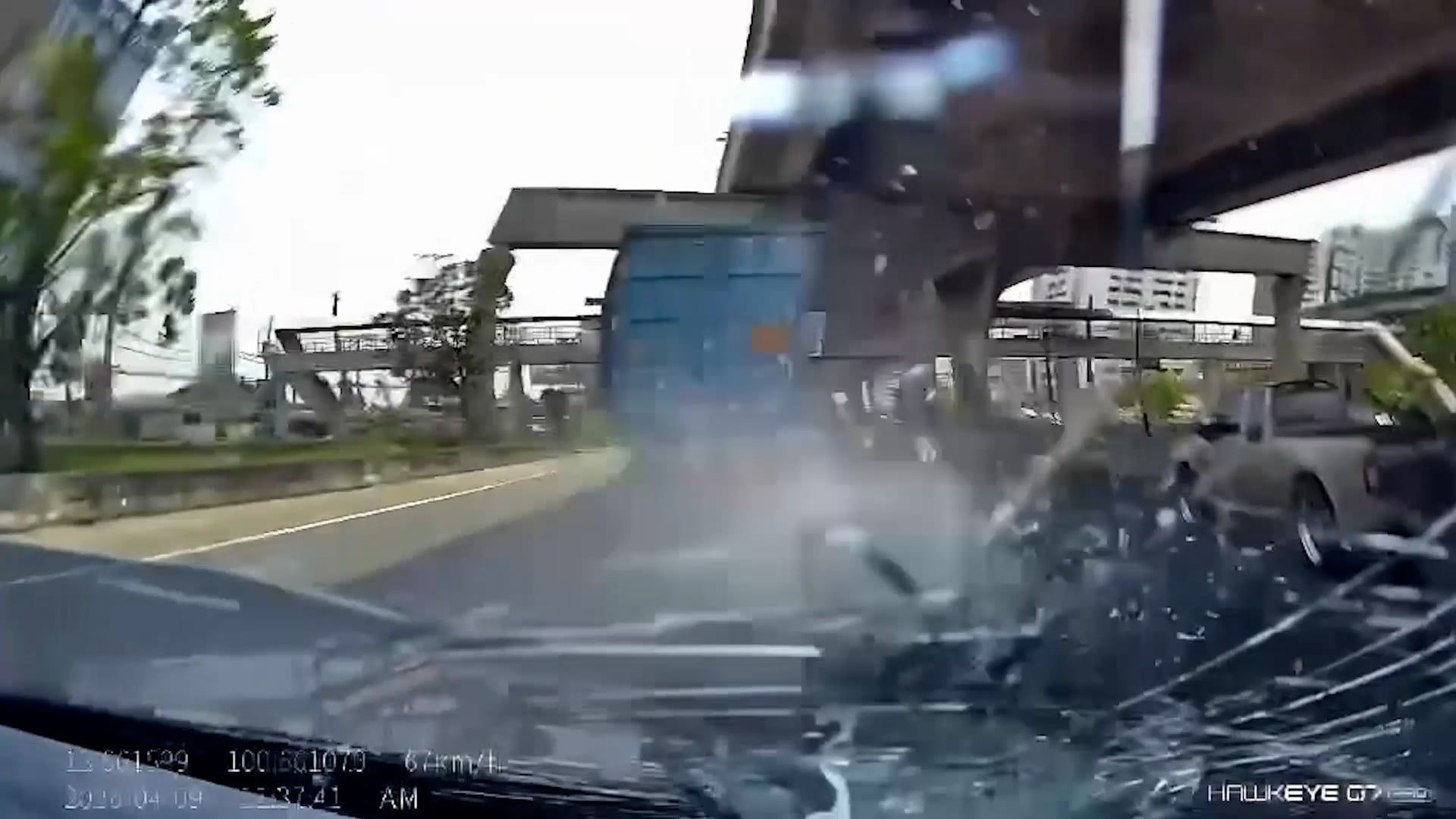 Video: Fahrer erschrickt, als ein Metallteil durch die Windschutzscheibe fliegt