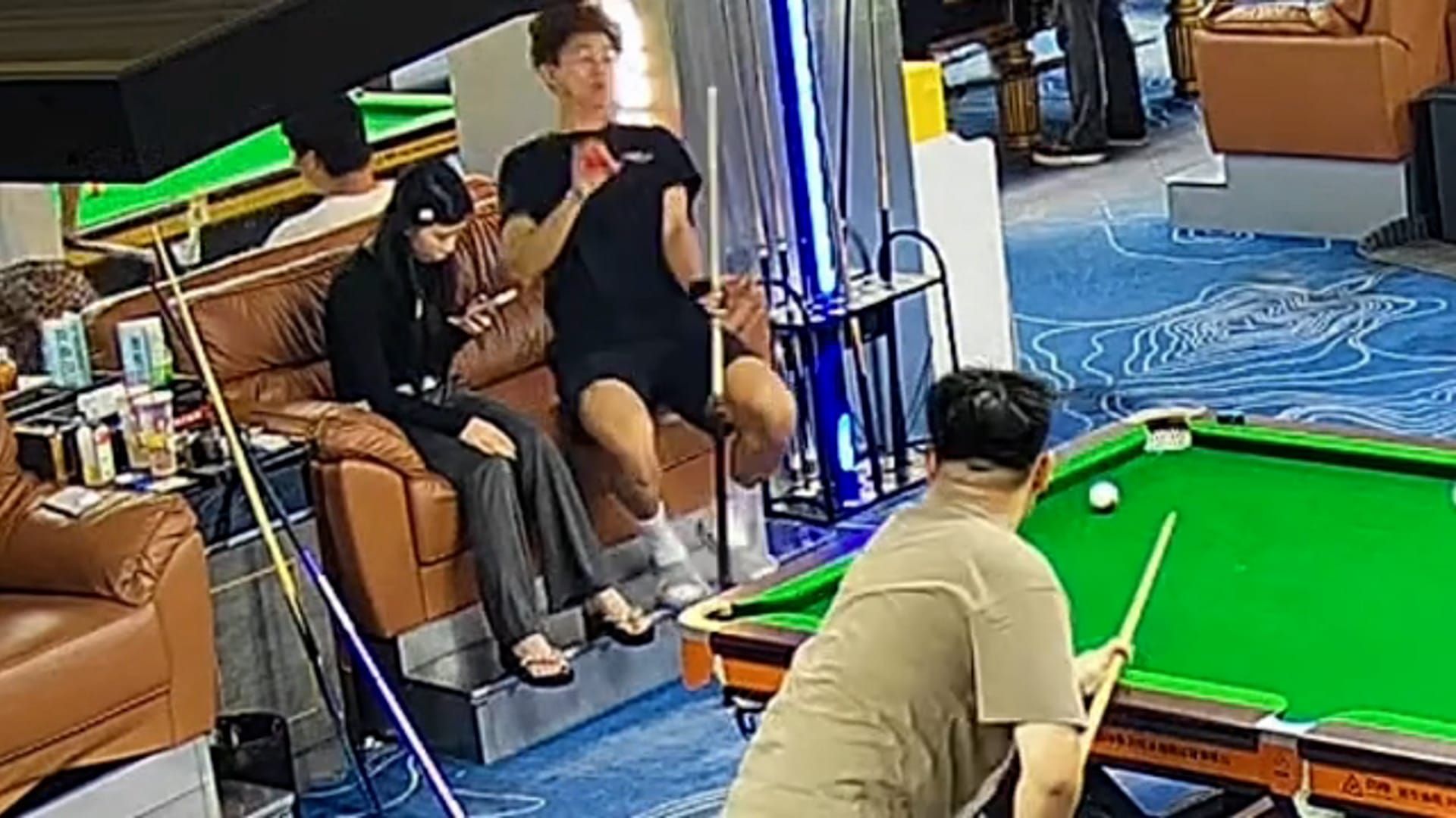 Video: Mann fängt den Ball mit einer Hand, nachdem er auf ihn zufliegt