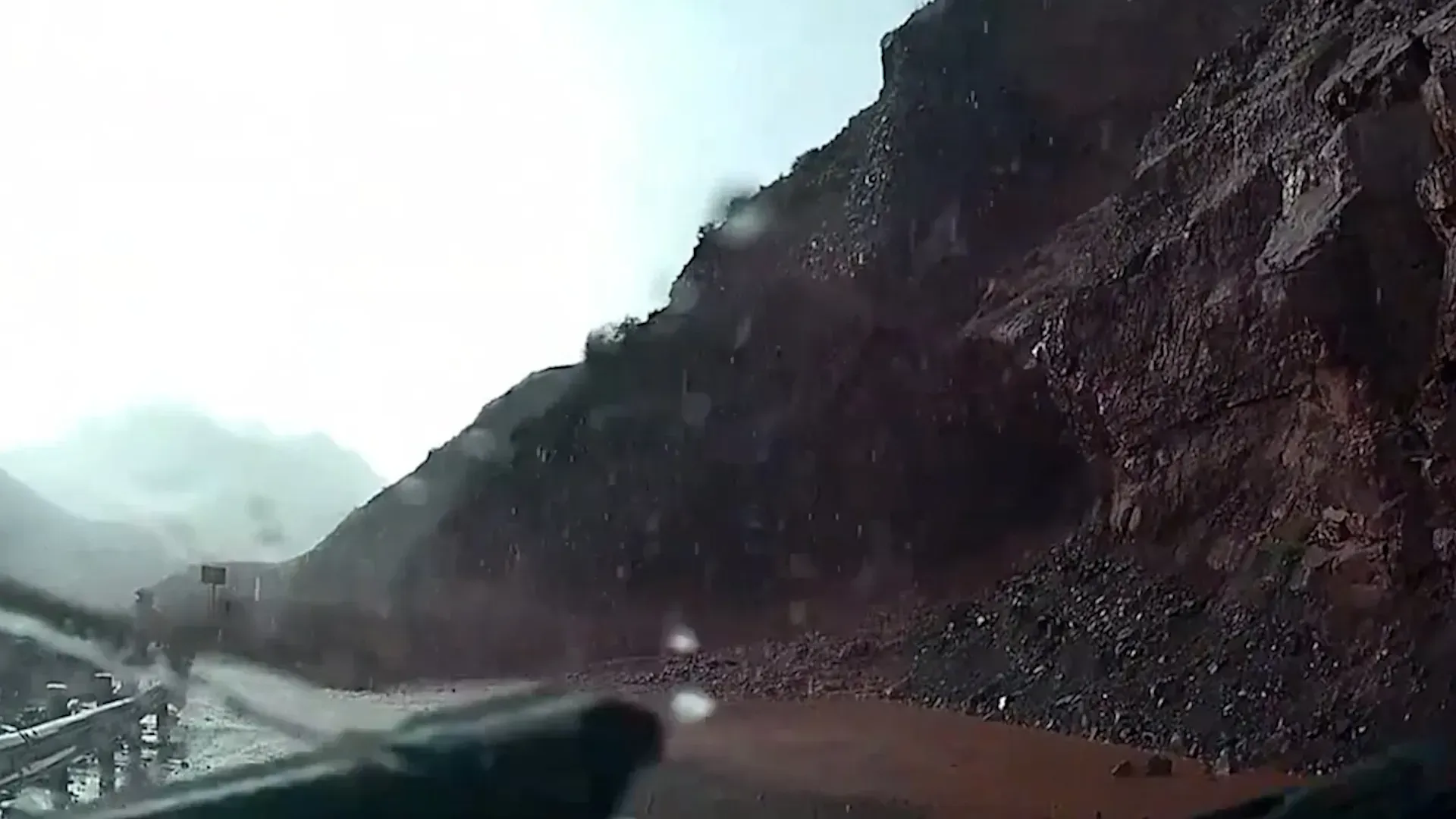 Video: Fahrer entkommt wie durch ein Wunder nach knapper Vermeidung einer gewaltigen Schlammlawine