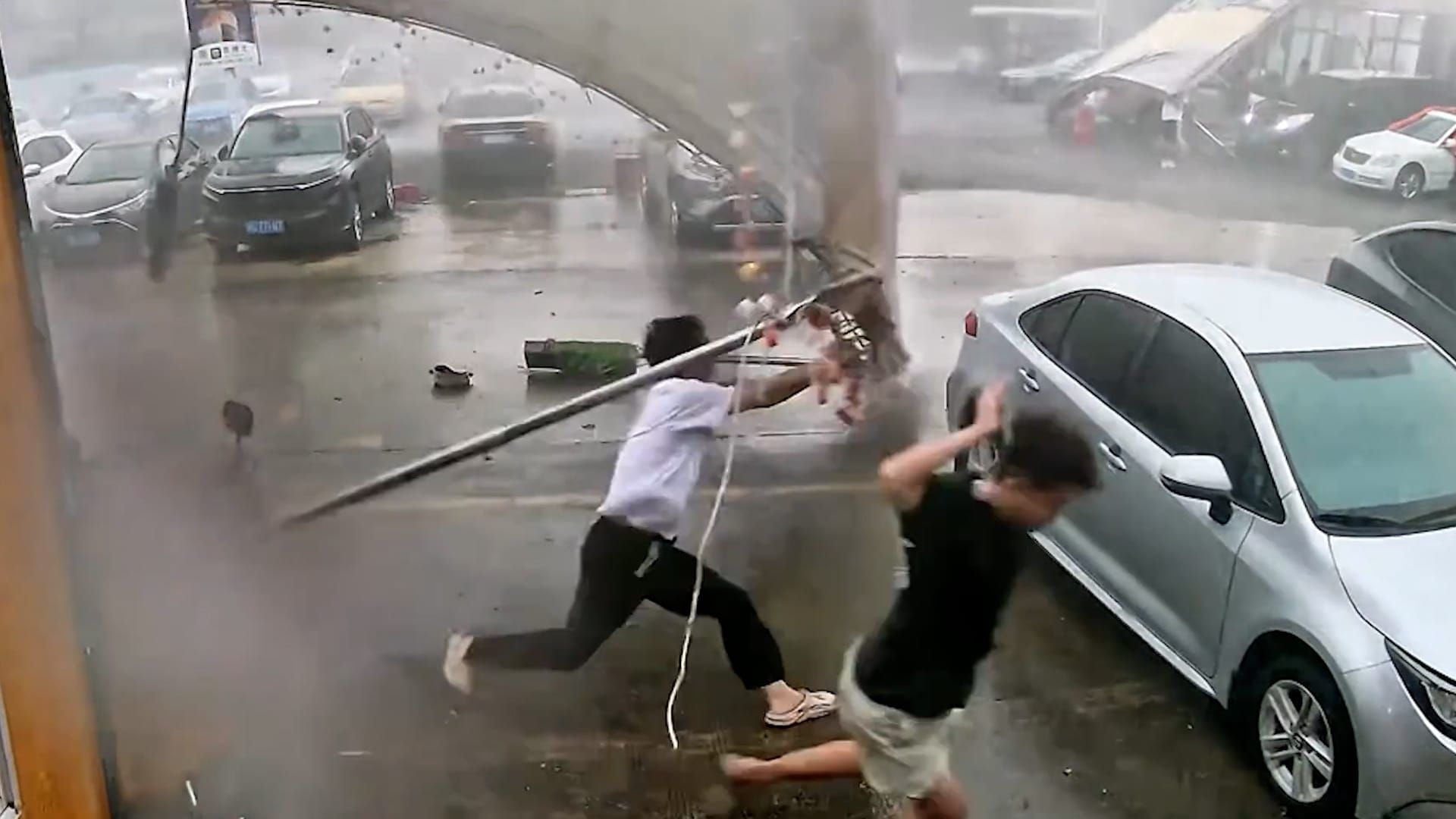 Video: Anwohner versuchten, ein Zelt festzuhalten, als Taifun Noul Südchina heimsuchte