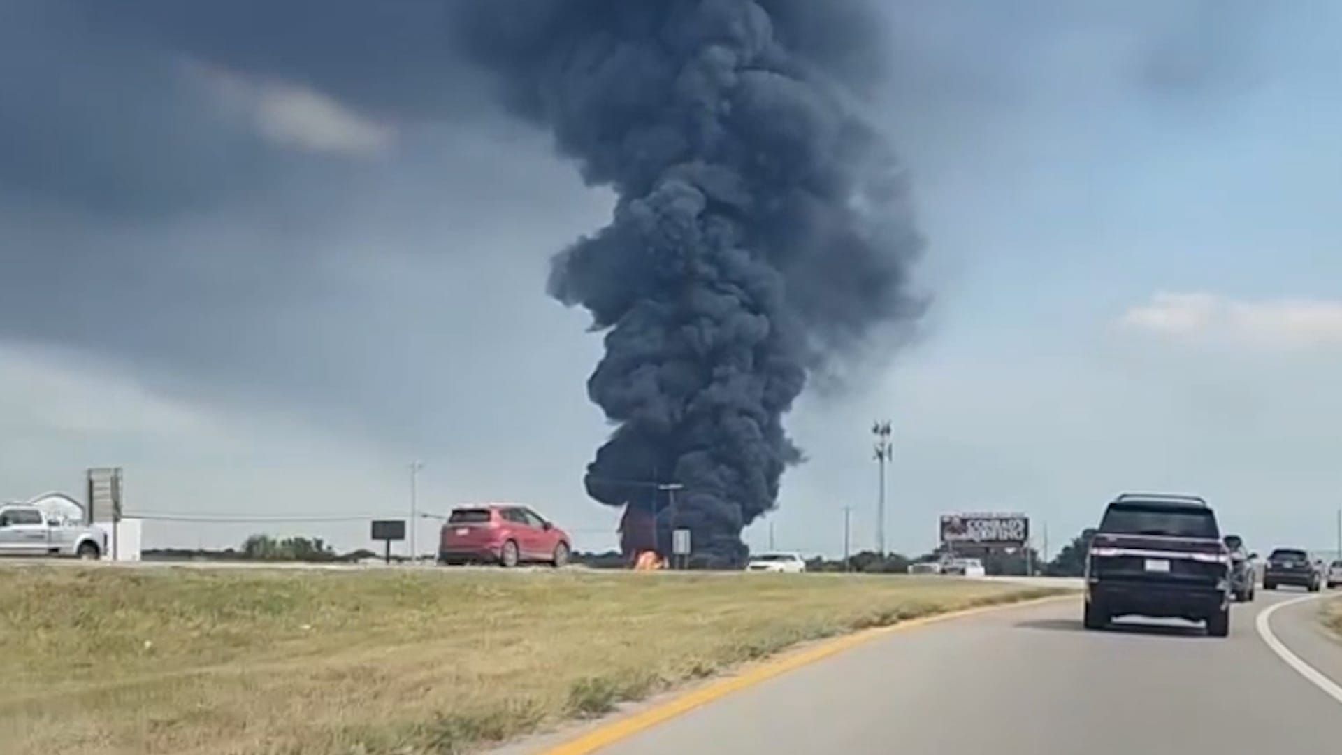 Video: Blitzeinschlag löst Großbrand in Pipeline-Anlage aus