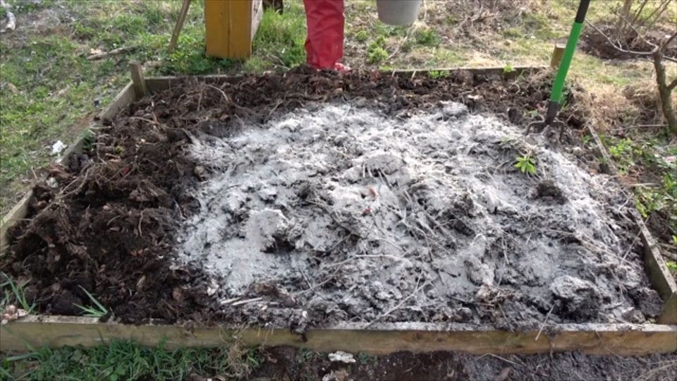 Heizen mit Holz: Warum Asche kein guter Dnger ist