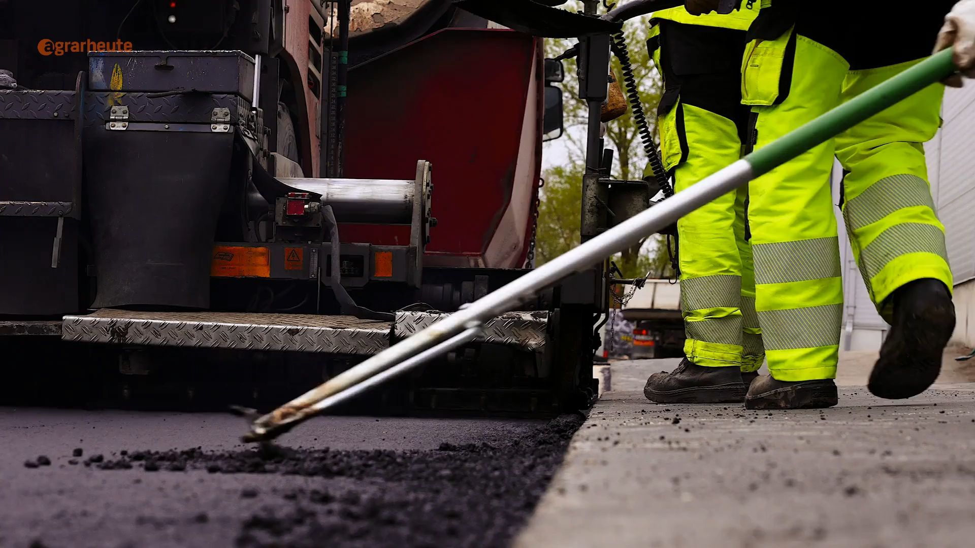 Homeowners may have to pay a lot of money for road construction: When the road construction office cashes in