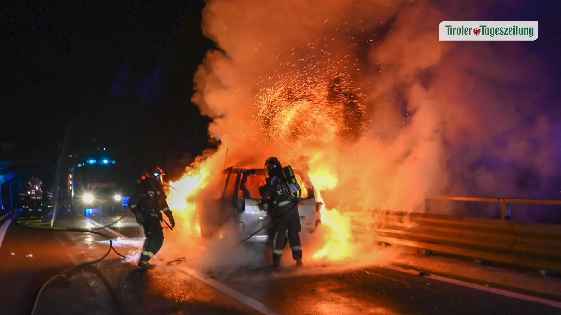 Pkw auf Autobahn in Tirol in Vollbrand: Drei Kinder aus Auto gerettet