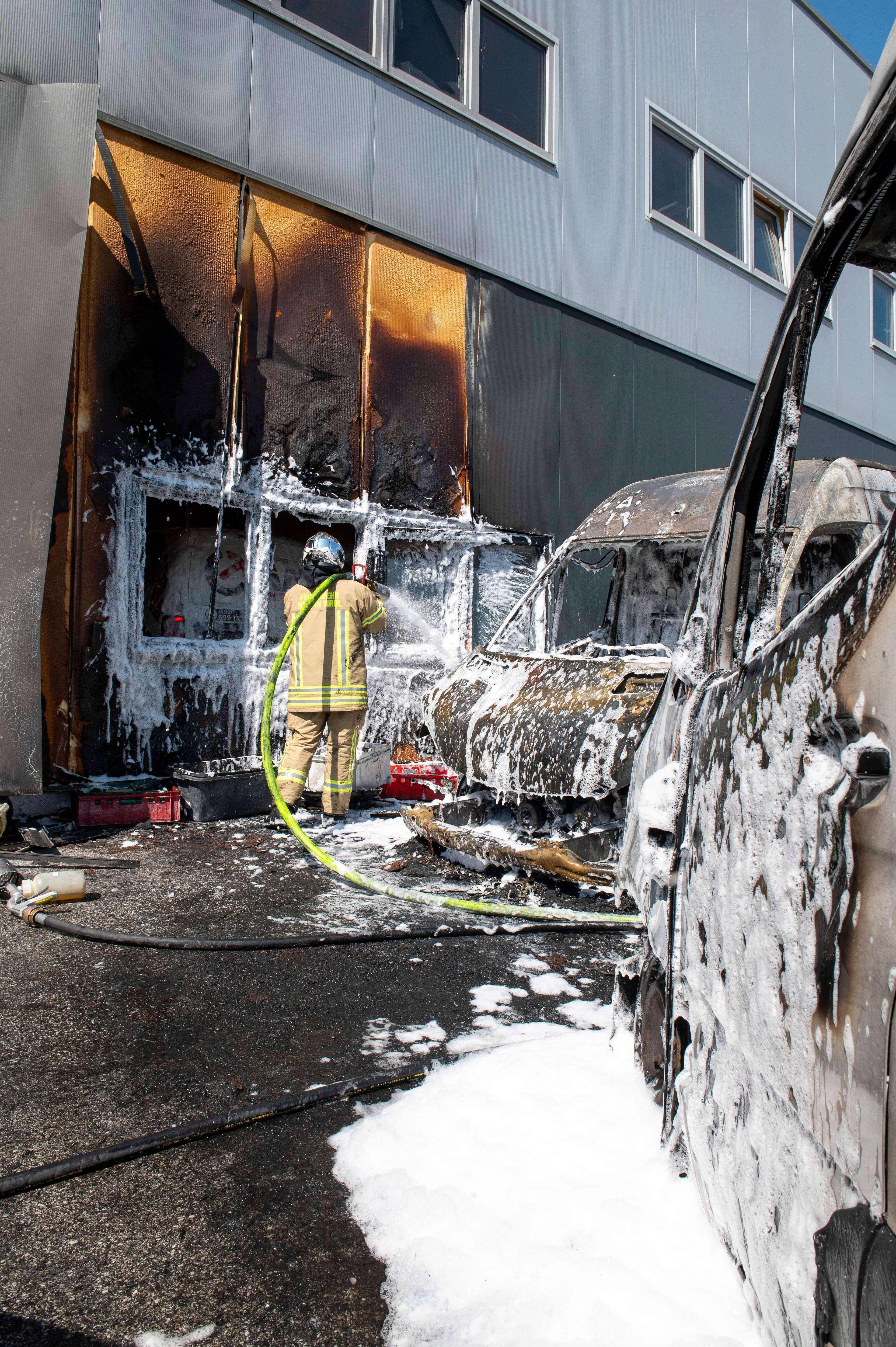 Video: Drei Transporter gerieten in Hall in Brand