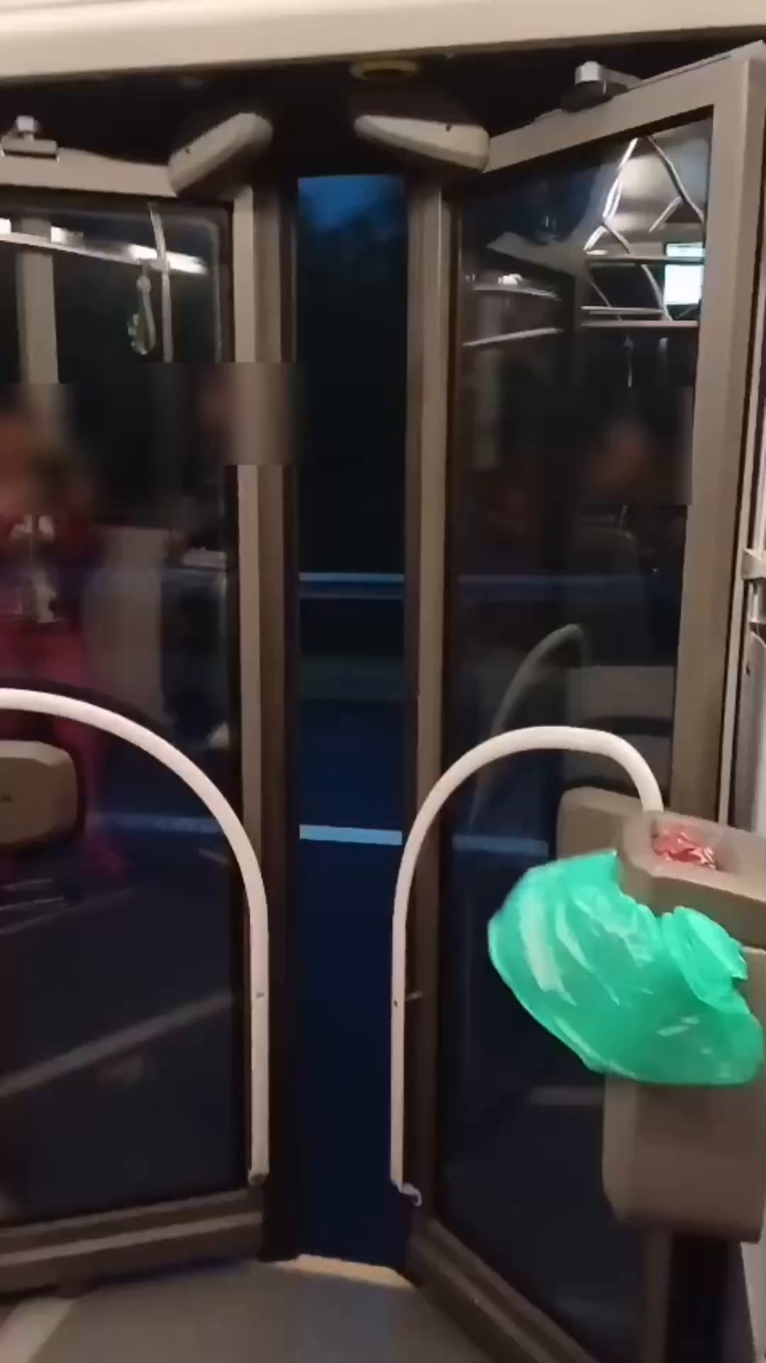 Video: Bus fuhr mit offener Tür über Autobahn