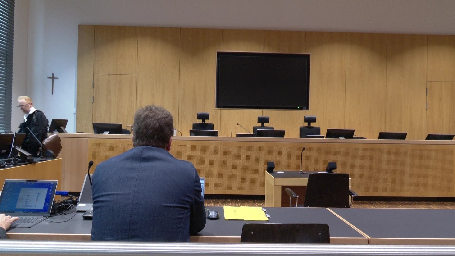 a.tv compact: Trial begins after accident on B17