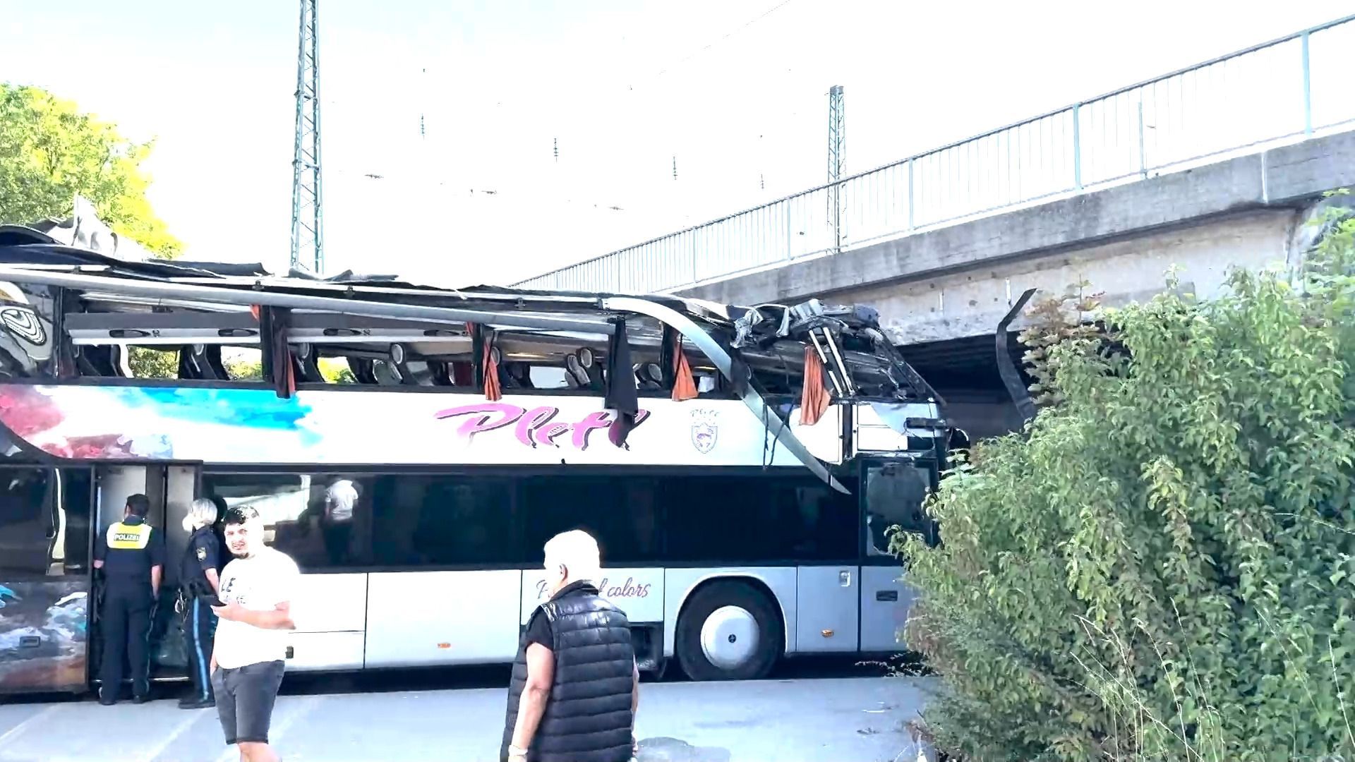 Video: a.tv kompakt: Unfall für Reisebus an Unterführung