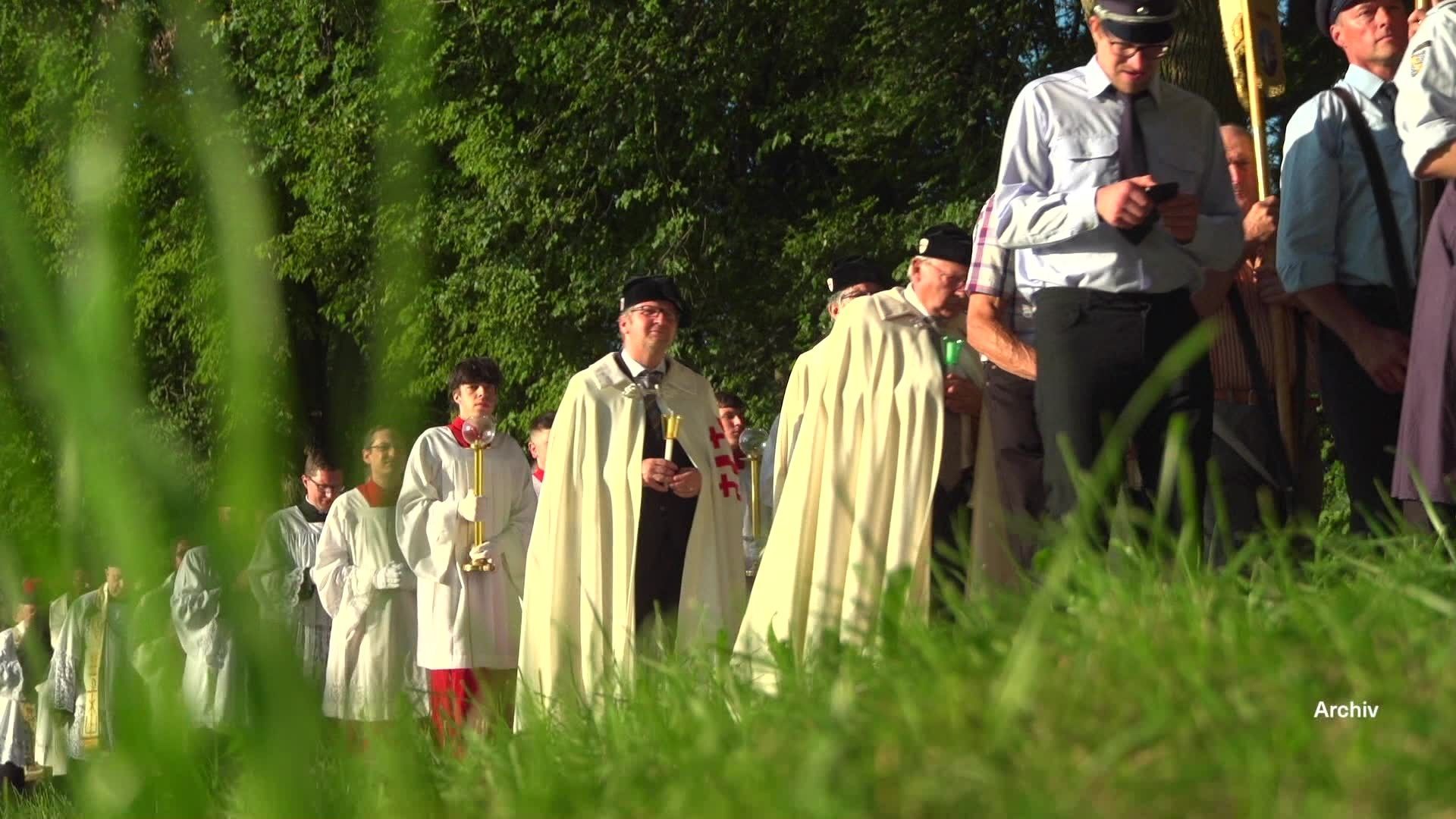 Video: Blumenteppich und Prozession – Mariä Himmelfahrt in Maria Vesperbild