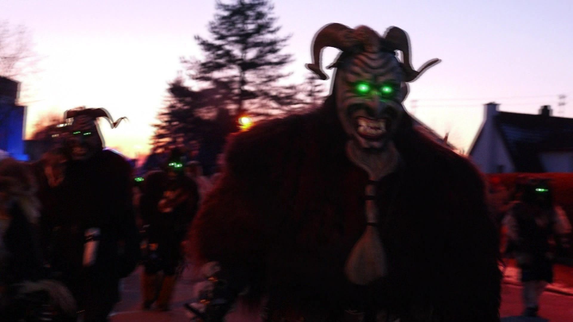 Video: Schaurige Kreaturen - Perchtenlauf in Diedorf