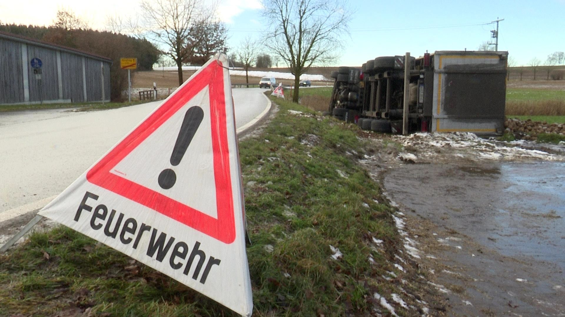 Video: a.tv kompakt: Lkw mit Zuckerrüben umgekippt