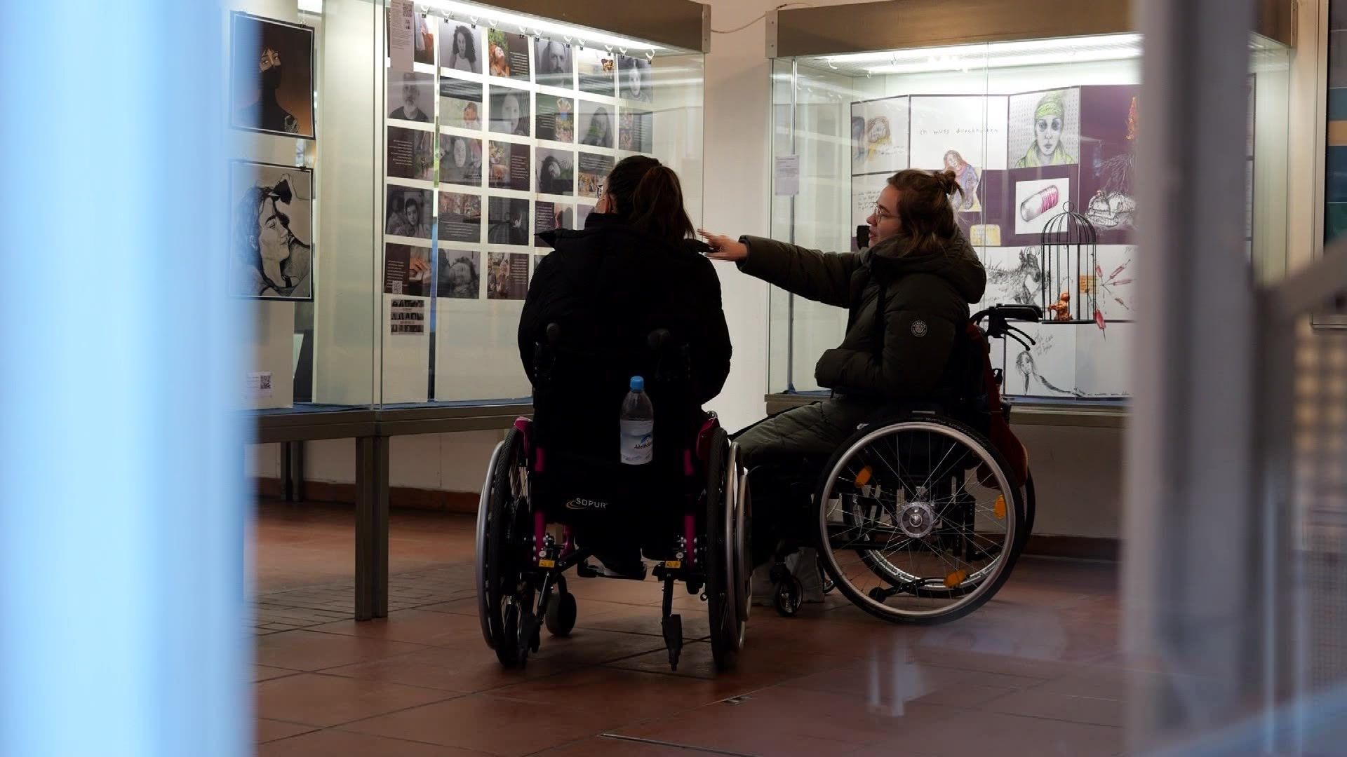 Video: "Nicht ohne uns!" – Ausstellung über Leben mit ME/CFS