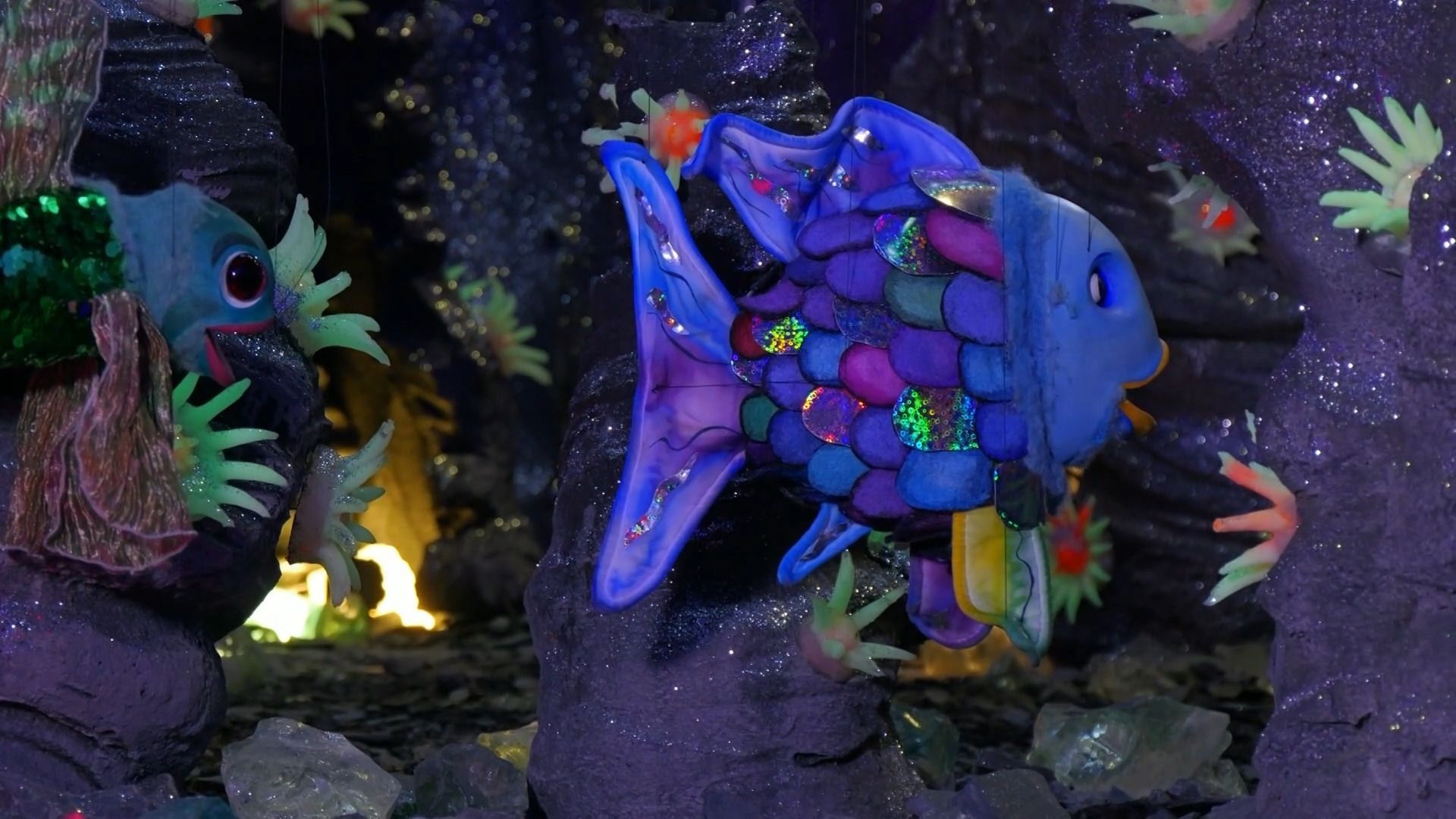 Video: Der Regenbogenfisch schwimmt ins Kino – mit der Augsburger Puppenkiste