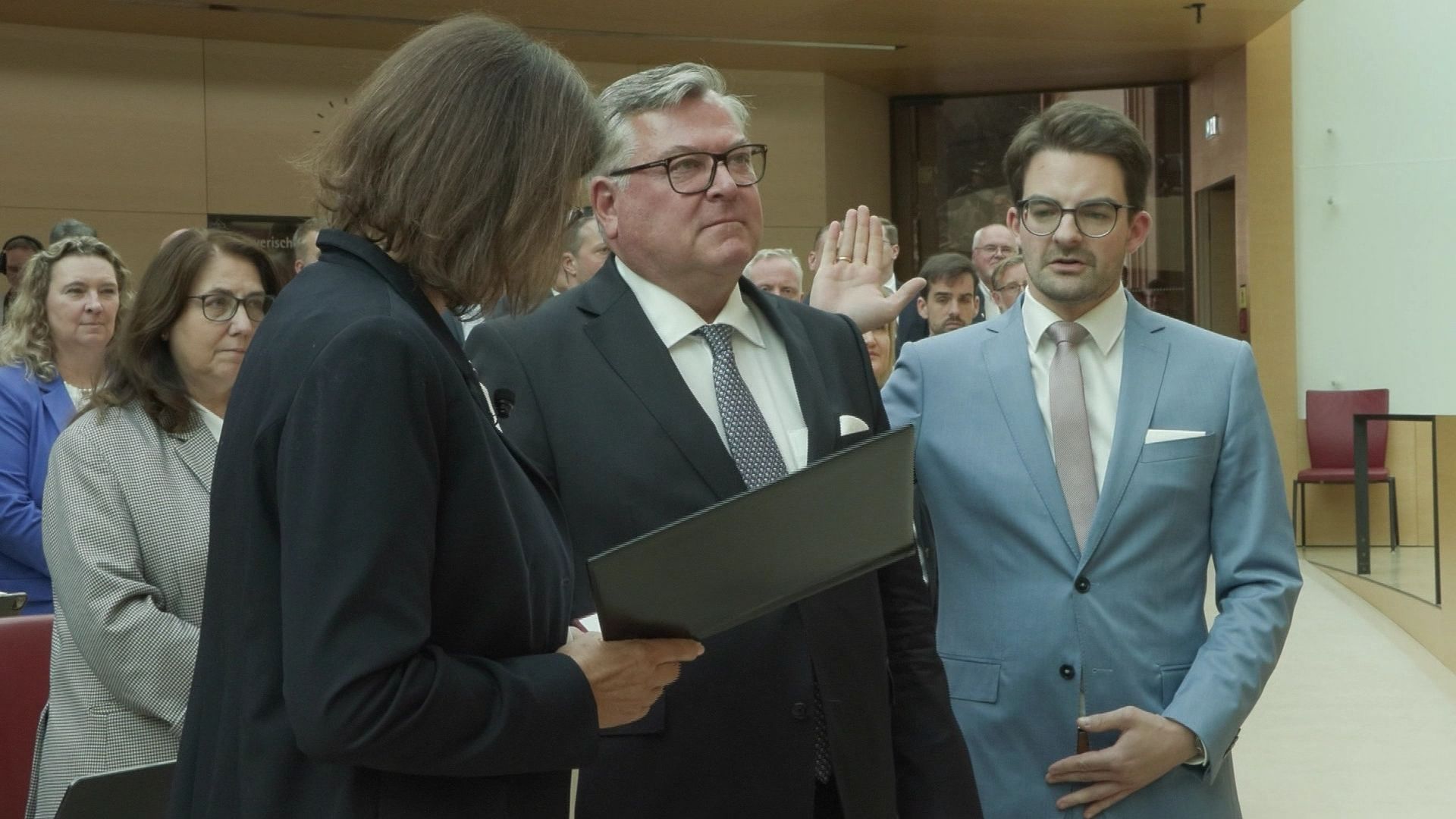 Video: a.tv kompakt: Knoll als Staatsminister vereidigt