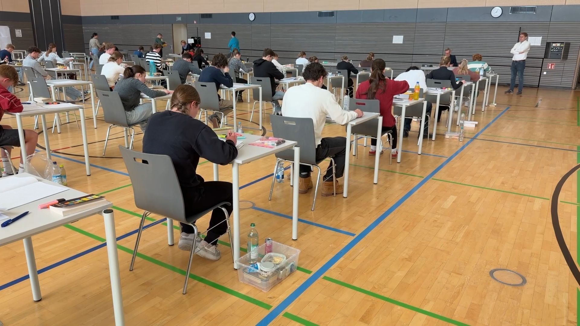 Video: Nach Rückkehr zu G9: Erster neuer Jahrgang schreibt Abitur