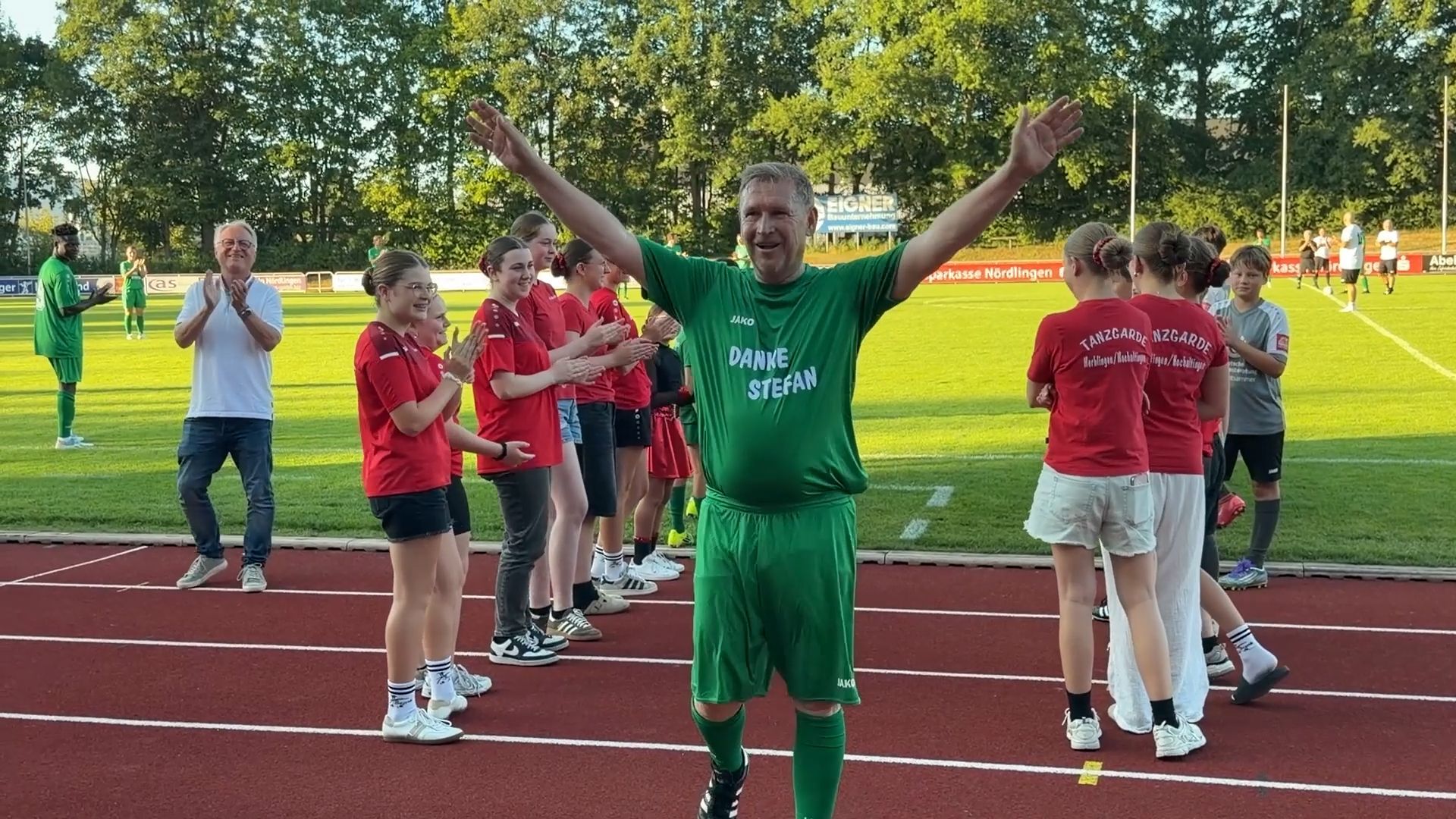 Video: Mit Tor und gutem Zweck: Benefizspiel zum Abschied von Stefan Rößle