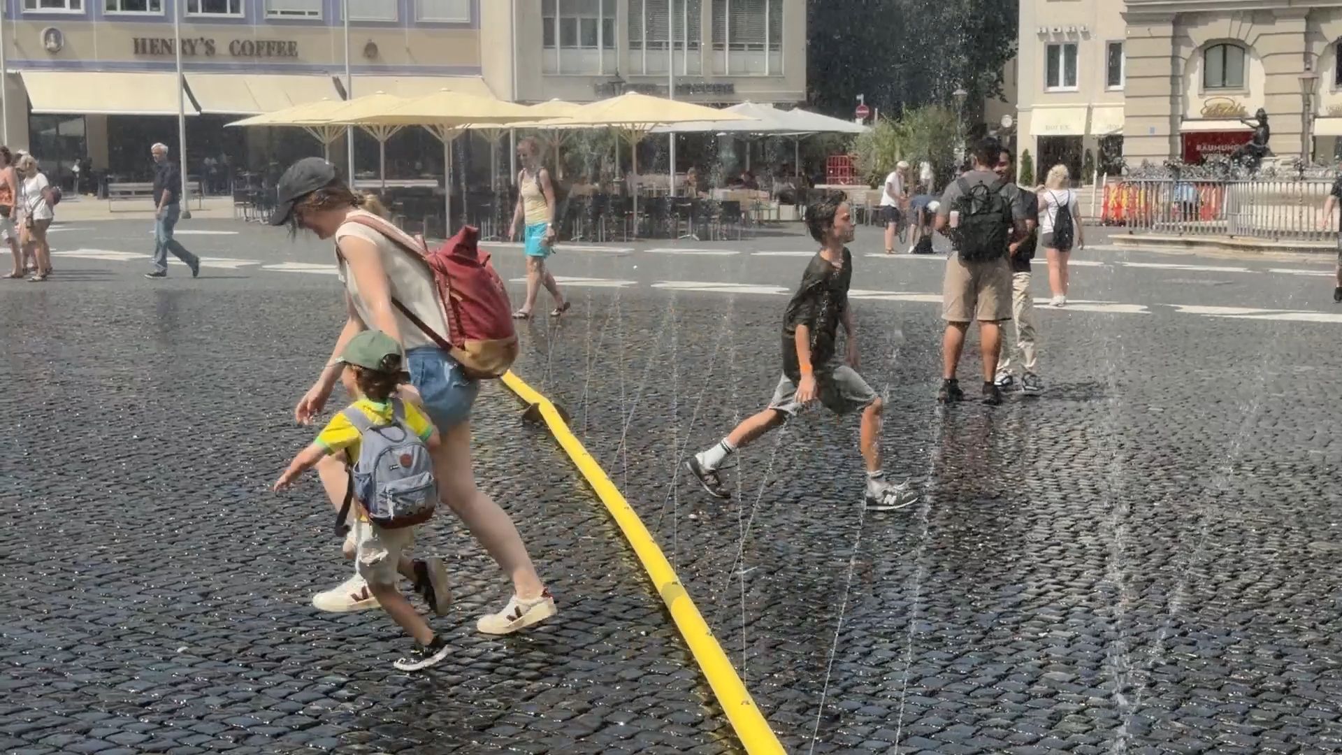 Video: Berufsfeuerwehr Augsburg kühlt Bürger auf dem Rathausplatz ab