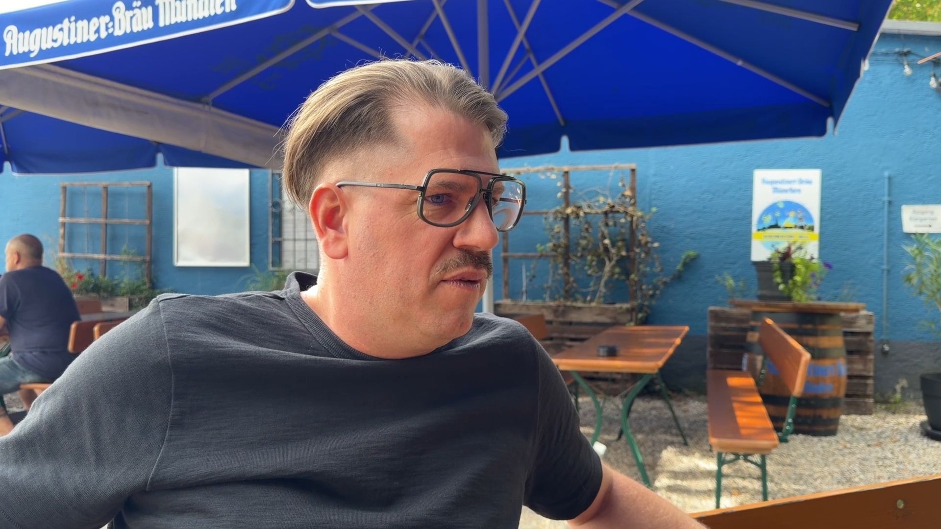 Video: Im Gespräch mit Sebastian Hrabak: Der Betreiber der Schwarzen Kiste über Insolvenz, Geldsorgen und Hoffnung